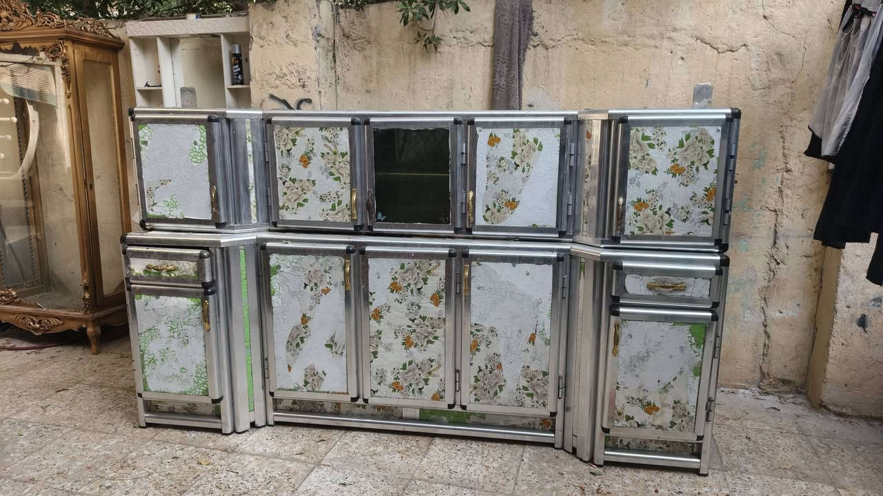 كاونتر المنيوم نضيف بس السنك عوزه بيبان 3 قطع طول مترتين ونص مكان بغداد سعر ب 150 وبي مجال ولي شراي يتصل ع رقم ***********
