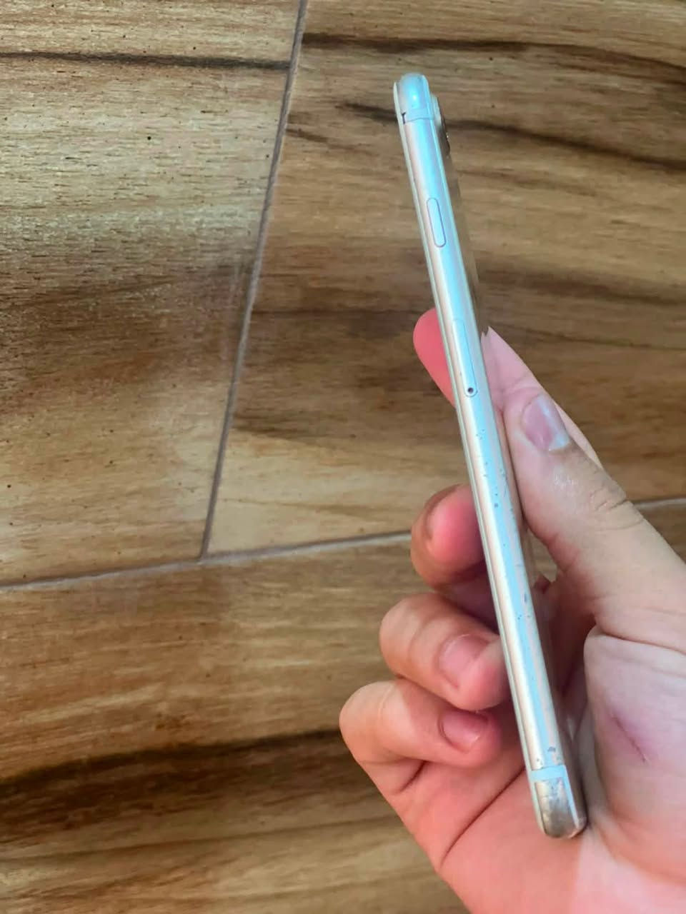 السلام عليكم.
Iphone 7 plus قطعة مُميزة 
الجهاز بعدة بحالة الوكالة شرط مداخل صيانة.
الذاكرة 128 .
البطارية 72 .
الجهاز كله شغال صوت اتصال شبكة اتصال و واي فأي سبيكرات لاقطة البصمة.
فقط بعض الكامرات الاساسية فيها اهتزاز معدا البورتريه والفيديو.
نضافة الجهاز حلوة.
صرف البطارية زين.
السعر مناسب خاص.
يرهم مراوس.
هــــ.  *********** 
متواجد خاص و واتس آب واتصال.
