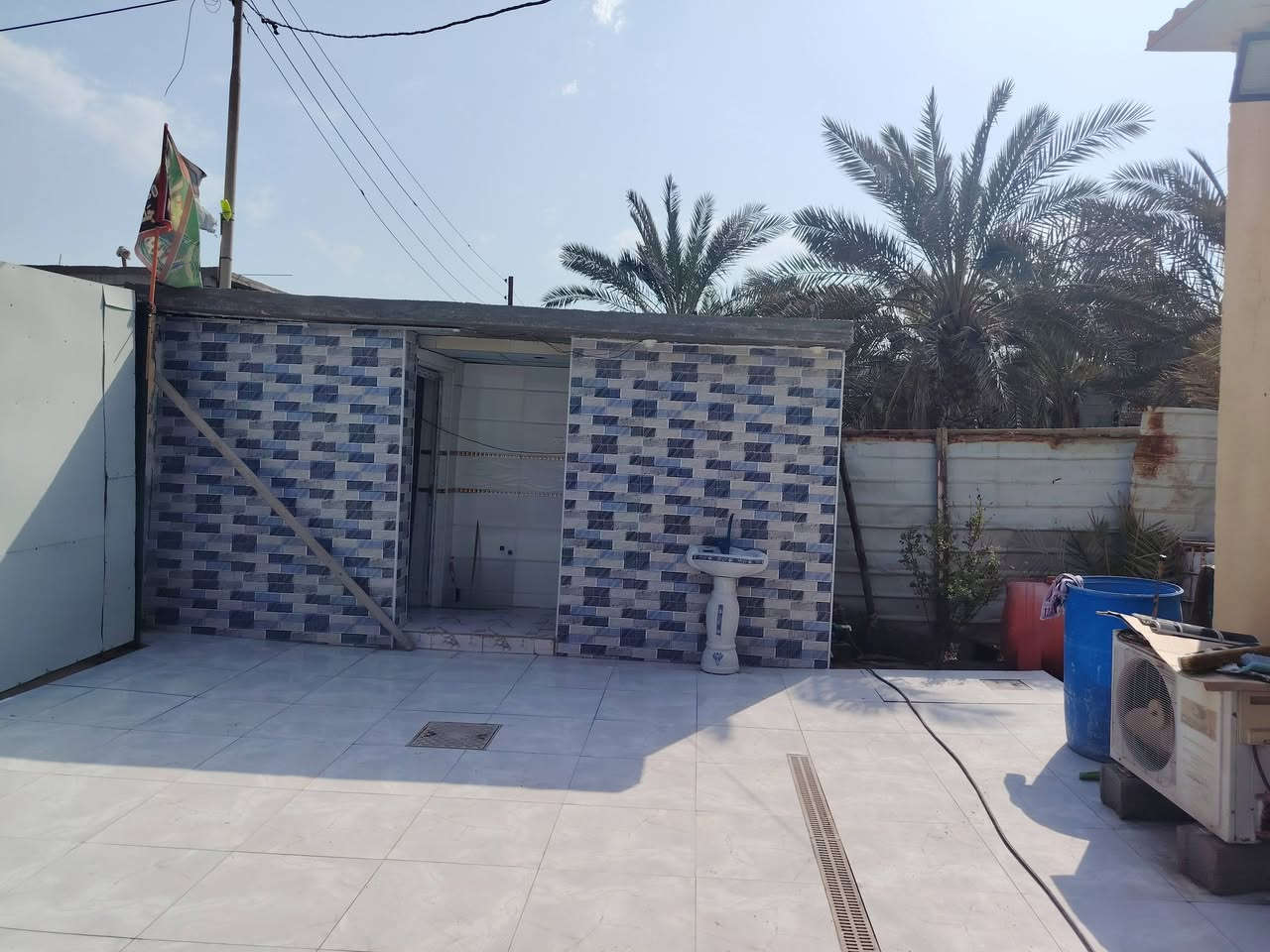 السلام عليكم منزل للبيع في ابو الخصيب منطقة ابو الجوزي المساحة الكلية 470 متر ومساحة بناء البيت 140 متر يحتوي عل غرفتين نوم + ديوانيه + مطبخ + صاله + حمام داخلي وخارجي أرض زراعي سند 25 تحويل مباشر باسم المشتري السعر 110 مليون للاستفسار عن تفاصيل اخرئ للاتصال + واتساب *********** .
