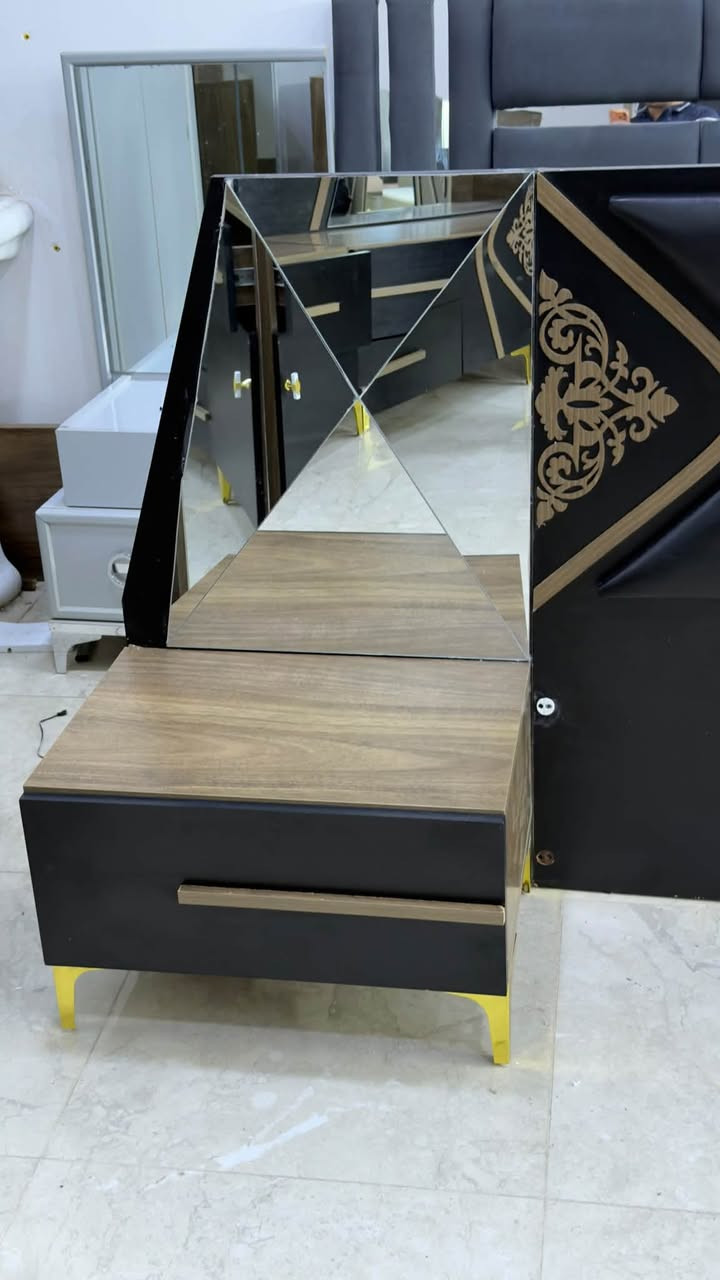 غرفه نوم ماركه لون اسود مطخم جوزي نظافه اخو جديد السعر مع الشد والنقل 550 الف  *********** // ***********
