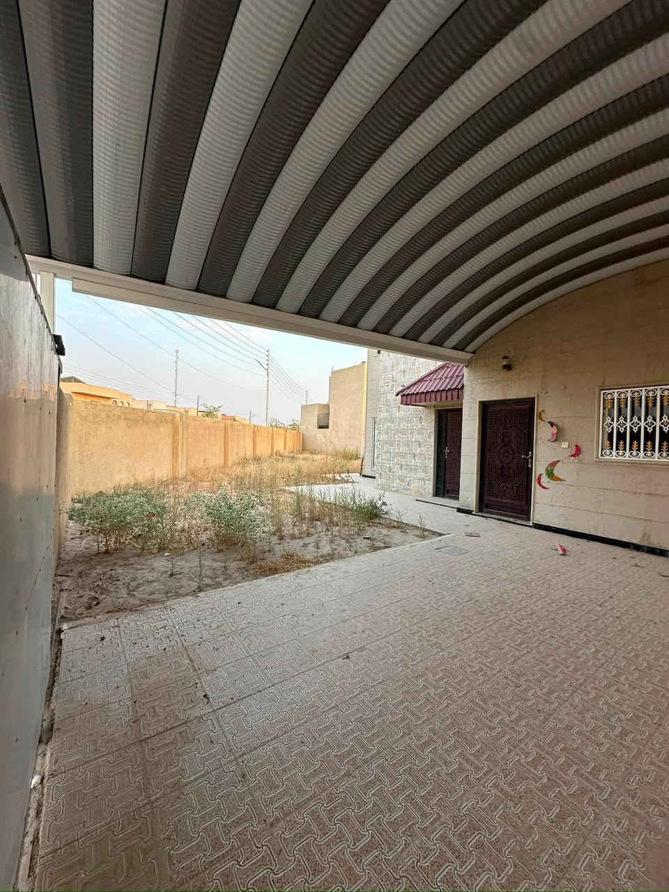 للبيع دار ركن ع 3 شوارع + حديقه + ملعب
( مجمع الجوهره )
مساحة 466 متر ركن 
الوجة /  40 متر 
طابق واحد ع حديقه و ملعب والفلكة مقابيلو 
 جاهز للسكن
يحتوي الدار على 
2 غرف نوم 
صالة استقبال
صالة وسطية 
مطبخ + كراج للسيارة+ مناور
حديقه كبيره
مجموعة صحيات عدد 2

للاستفسار الاتصال على رقم 
***********
