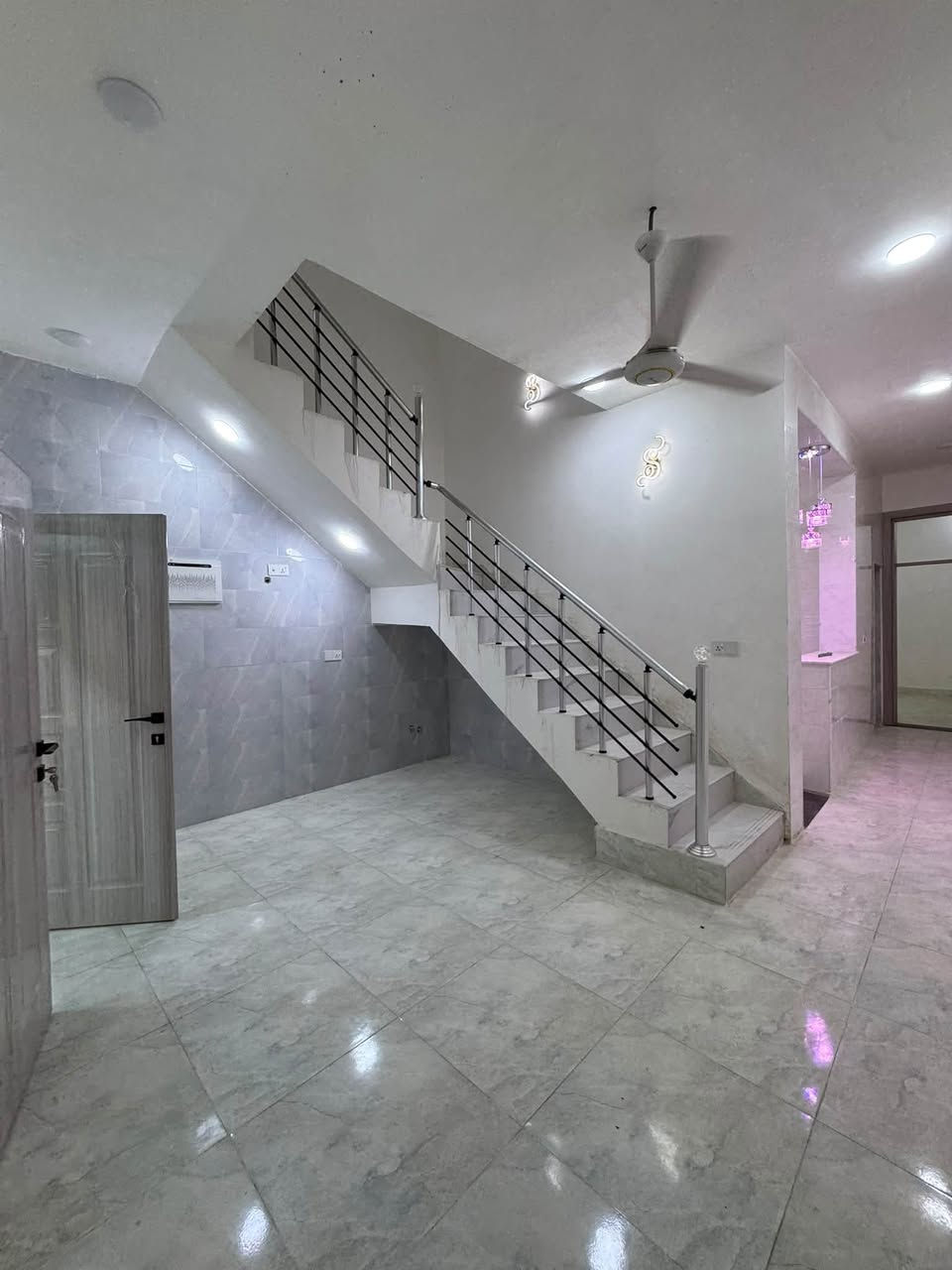✨ فرصة عقارية مميزة لا تُفوّت في قلب الديوانية! ✨
​هل تبحث عن منزل الأحلام بتصميم عصري وأنيق؟ بيتك الجديد بانتظارك بموقع استراتيجي هادئ وقريب من أهم الخدمات!
​📍 الموقع: الديوانية - حي الفرات شارع الصب.
​🏡 مواصفات العقار:
​📐 المساحة:100 متر ممتازة واستغلال ذكي لكل متر.
​🛏️ غرف النوم: 3 غرف نوم واسعة توفر لك ولعائلتك أقصى درجات الراحة والخصوصية.
​🛋️ الصالات: صالتين واسعتين بتصميم مودرن حديث يناسب ذوقك الرفيع.
​🚪 الاستقبال: صالة استقبال فخمة ومصممة خصيصاً للمواجب والضيوف.
​🍽️ المطبخ: مطبخ متكامل ومريح يلبي كل احتياجاتك اليومية.
​🚿 الخدمات: 3 حمامات/صحيات متكاملة وموزعة بشكل عالي الكفاءة.
​✨ لماذا هذا المنزل بالذات؟
واجهة عصرية وحديثة بألوان هادئة ومميزة، تشطيبات مريحة للعين، وموقع حيوي قريب جداً من كلية الطب والمرافق الأساسية!  
​📞 للإستفسار أو للحجز والمعاينة:***********
تواصل معنا الآن ولا تفوت الفرصة!
