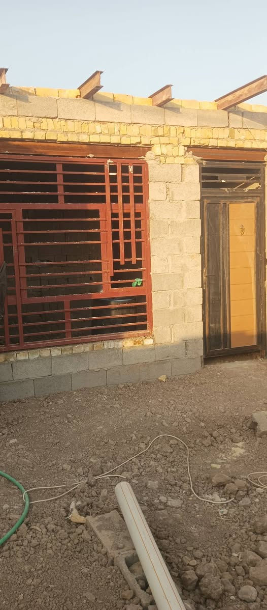 السلام عليكم يوجد هيكل لبيع مساحه 200متر نوع البناء بلوك مال كلر بيت عكاده يحتوي البيت علا غرفتين نوم وصاله ومطبخ حار ومطبخ بارد استقبال صاله مجمع صحيات داخليه البيت جاهز شبابيك وبيبان مقابيل اساله مال المي مجمع الفتاح مسحوب كهرباء و مي الاستفسار رقم ***********
