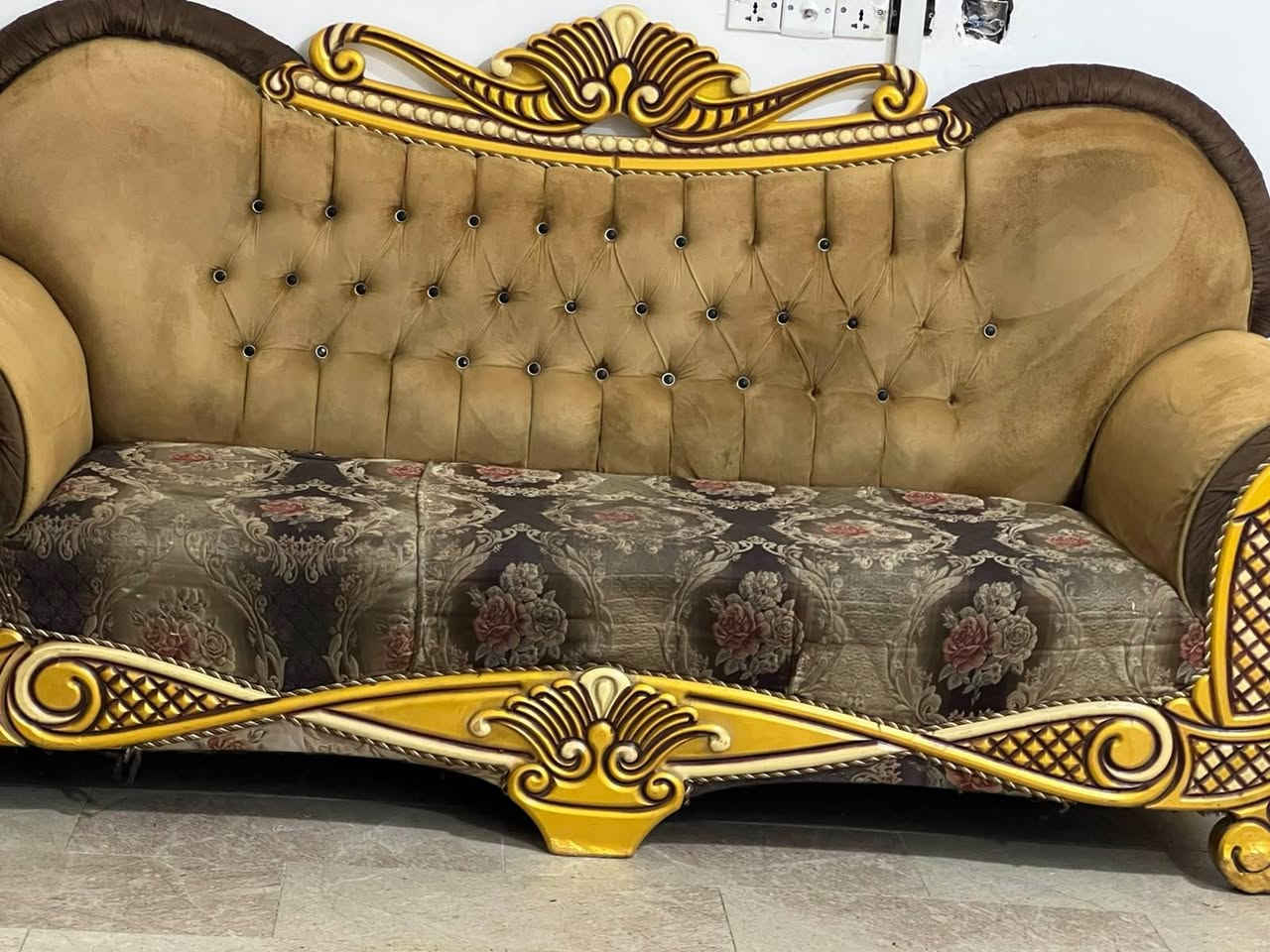 السلام عليكم تخم للبيع  10 مقاعد بحاله جيده مكاني بغداد للاستفسار ***********
