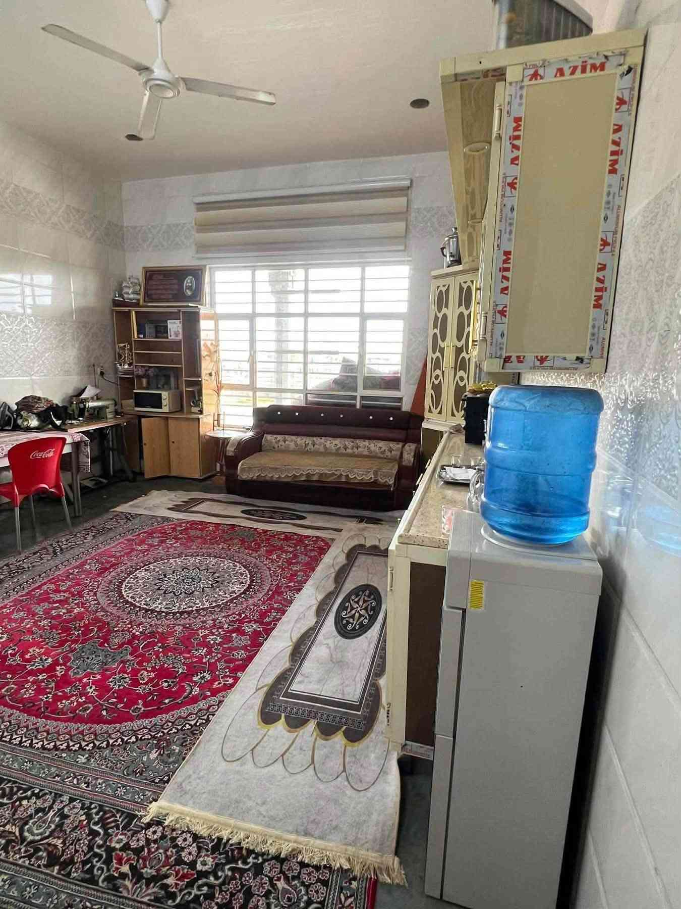 السلام عليكم/ قطعة ارض مساحة 1150 متر طابو25 زراعي مشيد داخلها بيت حديث مساحة350 متر بلاضافة الى حديقة خارجية مساحة 300 متر  علما البناء سنة 2025 يتكون من 3 غرف نوم وهول وحولي ومطبخ حار وبارد واستقبال  ومخزن خارجي فقط الكاشي لم يكتمل / العنوان تاجي الحماميات قرب قاعة الحديد  امام الملعب التساعي/ اي ستفسار على رقم الاسيا يوجد واتساب‭***********
