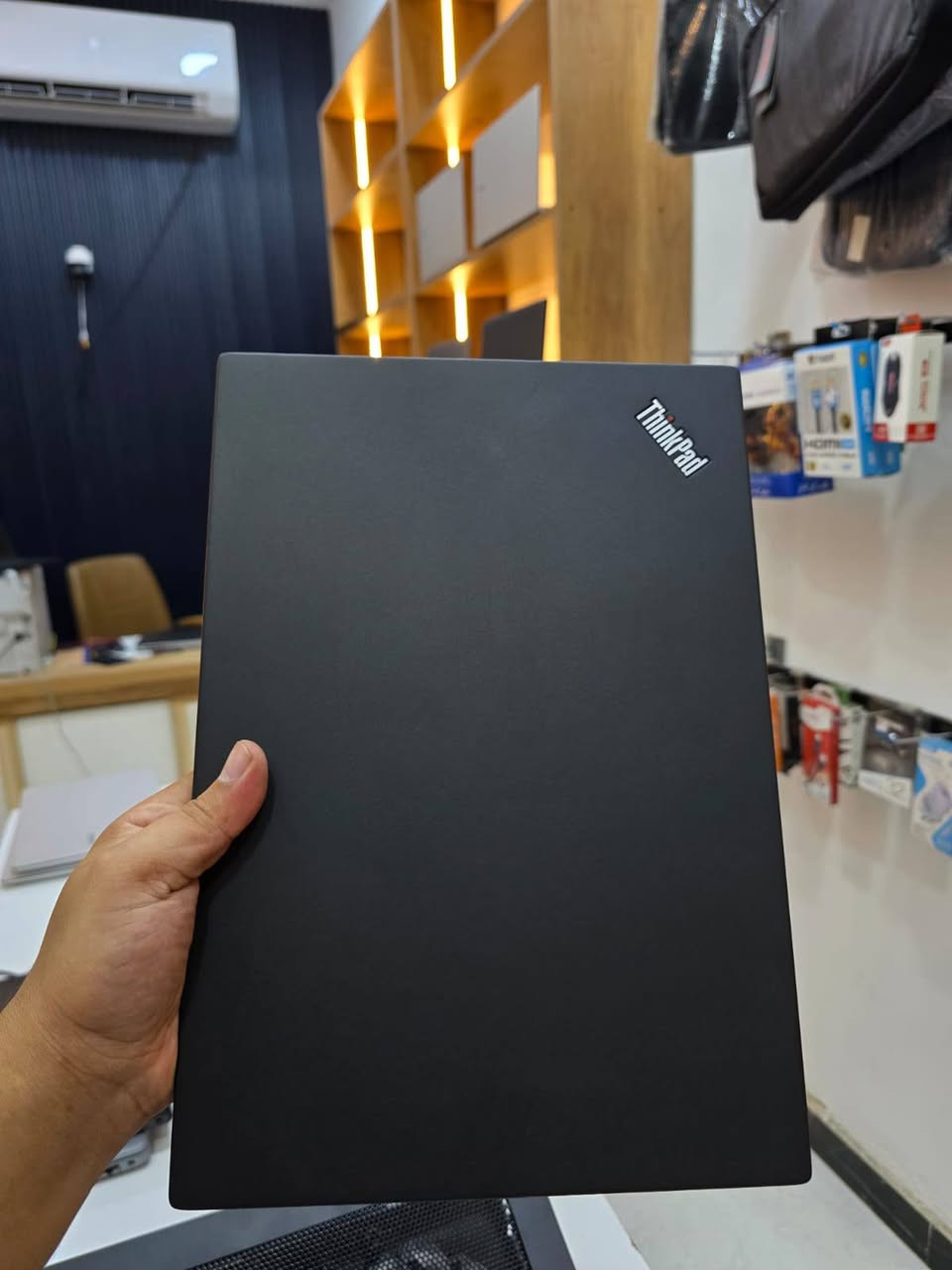 لابتوب Lenovo ThinkPad X13 Gen 1 جيل عاشر  ب340
🧠 المعالج: Intel Core i5-10210U
⚡ الجيل: العاشر ب340 فقططط
🔥 الأنوية: 4 أنوية / 8 Threads
🚀 التردد: 1.60GHz ويصل إلى 4.20GHz
💾 الرام: 8GB DDR4 2666MHz
💽 التخزين: 256GB SSD NVMe
🎮 كرت الشاشة: Intel UHD Graphics مدمج
🖥️ الشاشة: 13.3 إنچ FHD 1920×1080 IPS
🔌 المنافذ: USB 3.2 + USB-C + Thunderbolt 3 + HDMI
📶 Wi-Fi 6 + Bluetooth
🔋 البطارية: 48Wh
⚖️ الوزن: تقريباً 1.29 كغم
🪟 النظام بالصورة: Windows 11 Pro 64-bit
واتساب فقط 7844515426
اتصال فقط‏‪***********‬‏
تلي كرام hw2lc
