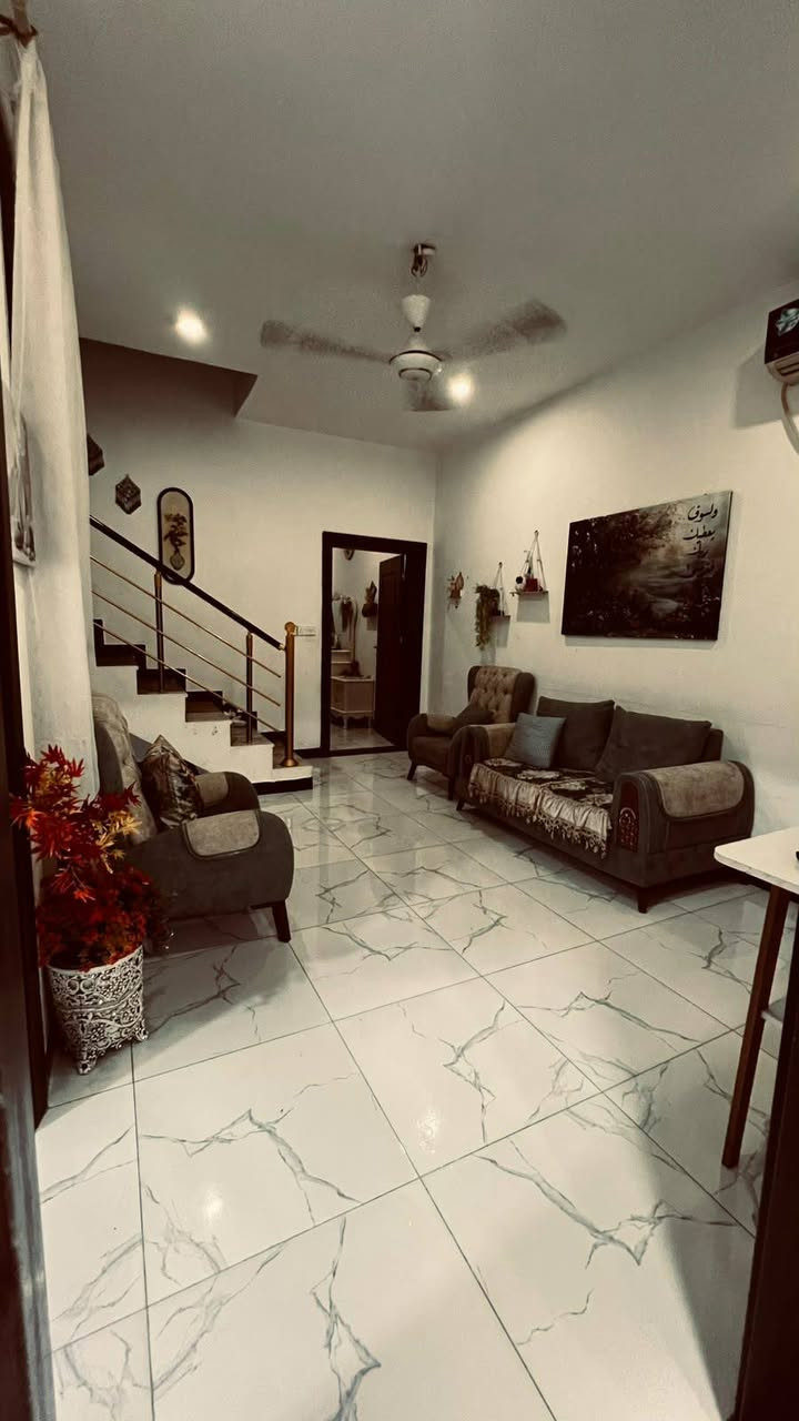 🏡✨ فرصة مميزة للسكن في مجمع الرواد ✨بيت للبيع 🏡

إذا تبحث عن بيت مرتب، عملي ومناسب للعائلة وبموقع قريب من أهم الخدمات، فهذا البيت قد يكون اختيارك المثالي ❤️

📍 موقع مميز وقريب من:
🏥 المستشفى التركي
🎓 جامعة واسط
🛍️ الأسواق والخدمات

🏠 مساحة البيت:120م²

🔸 الطابق الأرضي:
🛏️ غرفة نوم
🍳 مطبخ
🛋️ صالة
🏡 هول داخلي
🚿 حمام داخلي + حمام خارجي

🔸 الطابق الأول:
🛏️ غرفة نوم بنظام سويت مع حمام خاص

💰 المقدّمة: 60 مليون دينار
🏦 القسط الشهري للمصرف: 548 ألف دينار فقط
💵 المدفوع للمصرف العقاري: حوالي 25 مليون دينار

⭐ بيت جاهز للسكن

📞 للاستفسار اكثر الاتصال على ***********
