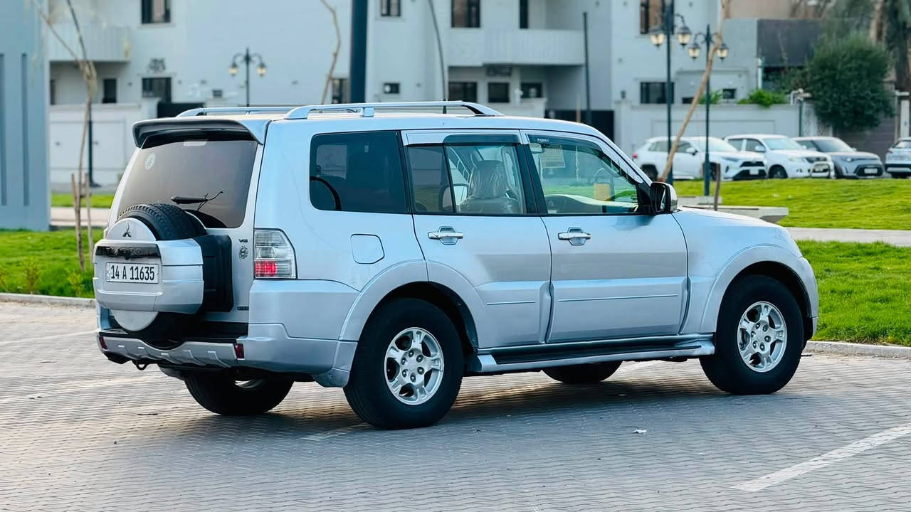 سلام عليكم باجيرو 2008 وارد خليجي رقم الدولي بصره بسمي شخصيا سنويه جديده 2031 مكينه 6 سلندر 3800 المرغوبه 
سياره مكفوله من كلشي فقط جاملغ امامي صبغ بدون ضربه فول مواصفات داخل عسلي تحكم ستيرن جهتين شاشه كامره 7 راكب 3 قطع تبريد ثلج مكينه وكير خير من الله حداده تخم تاير كله جاهزه سياره جديده وع أيدي عنواني البصره الطويسه السعر 108 
الاستفسار ***********
