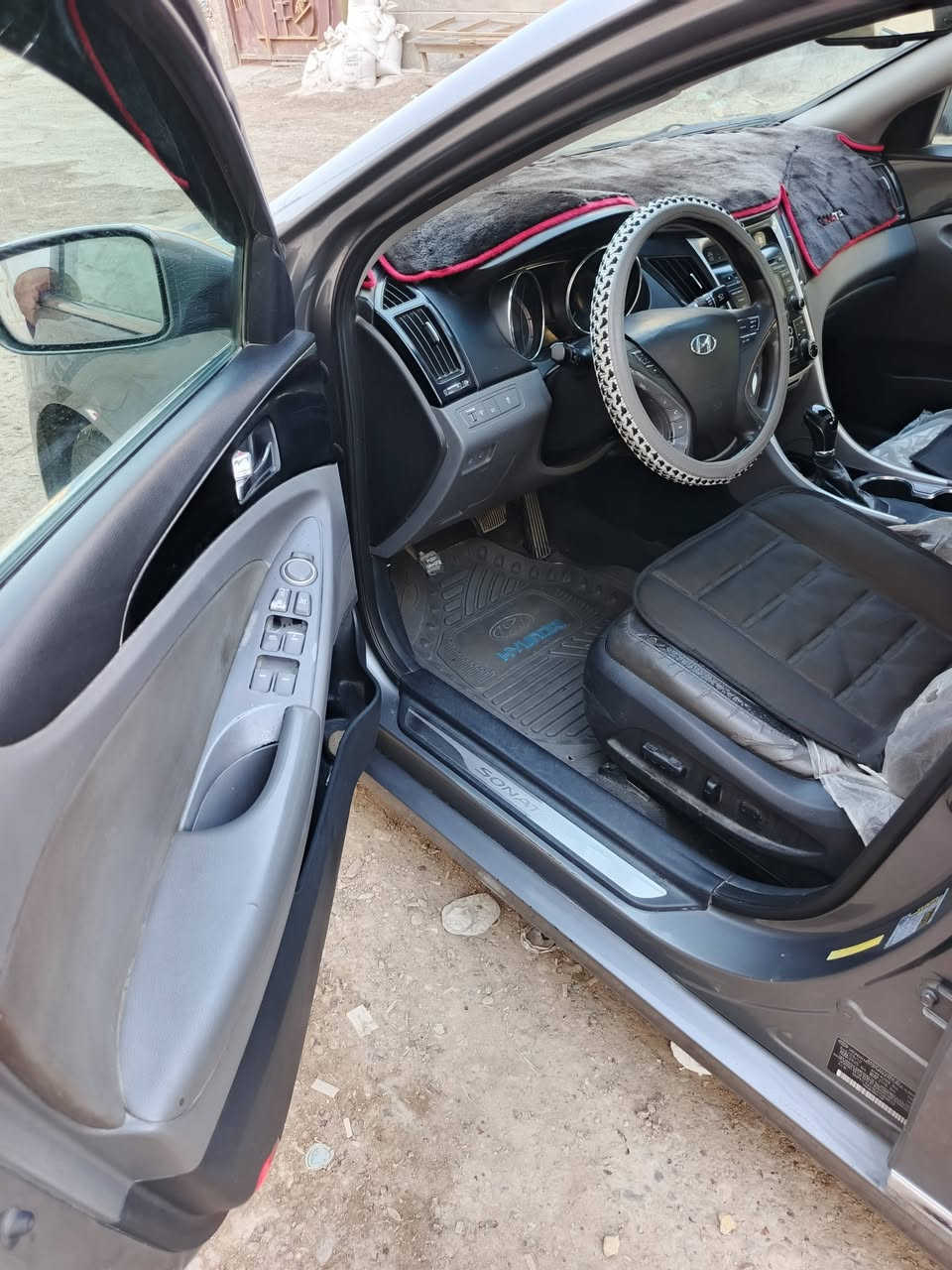 السلام عليكم سوناتا موديل 2013  رقم بغداد تحويل مباشر سنوية بسمي محرك 2400 جي تي اي محرك وكير كفاله فتحة سقف سلايد روف بصمه تشغيل ابواب بصمه اشاير بلمري تدفئة تبريد ثلج داخل جلد تفاصيل بلسونر سيارة جاهزه السعر 98  العنوان بغداد هاتف *********** هاتف ***********
