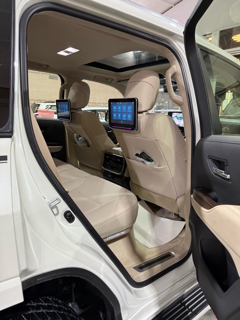 * لاندكروزر GXR ساز 2024 مستعمل مغلفة ppf اربيل 
* ⁠معرض الناجي بغداد معارض النهضة الشارع الثاني 
* ⁠سعد العبيدي (7700637589) (***********)
* ⁠الموديل : 2024 أبيض مكفول ppf ساز 
* ⁠الفئة: GXR لمتد تنفس طبيعي 
* ⁠السعر (67.500 &) اربيل 
* ⁠اللون ابيض رقم بغداد
* ⁠العدد (31000 كم) 
* ⁠داخل جلد بيجي اصلي 
* ⁠محرك  6 سلندر (4000 cc) 
* ايرباك عدد (8) صاج داخلي 
* ⁠بصمة تشغيل بصمات ابواب عدد (5) 
* ⁠شاشة امامية اصلية شاشات خلفية عدد (2) 
* ⁠فتحة سقف (سلايت) 
* ⁠كراسي الامامية كهرباء وتبريد 
* ⁠مقاعد (7) راكب دفع رباعي (4 * 4) 
* ⁠ثلاجة وسطية جنطة كهرباء 
* ⁠تشغيل عن بعد شاحن واير ليس 
* ⁠حساس امامي خلفي ويل (20 انج)
* ⁠وباقي مواصفاتGXR المعروفة 
* ⁠السعر (67.500 دولار 
* بغداد - معارض النهضة - الشارع الثاني - معرض الناجي هـ(***********)