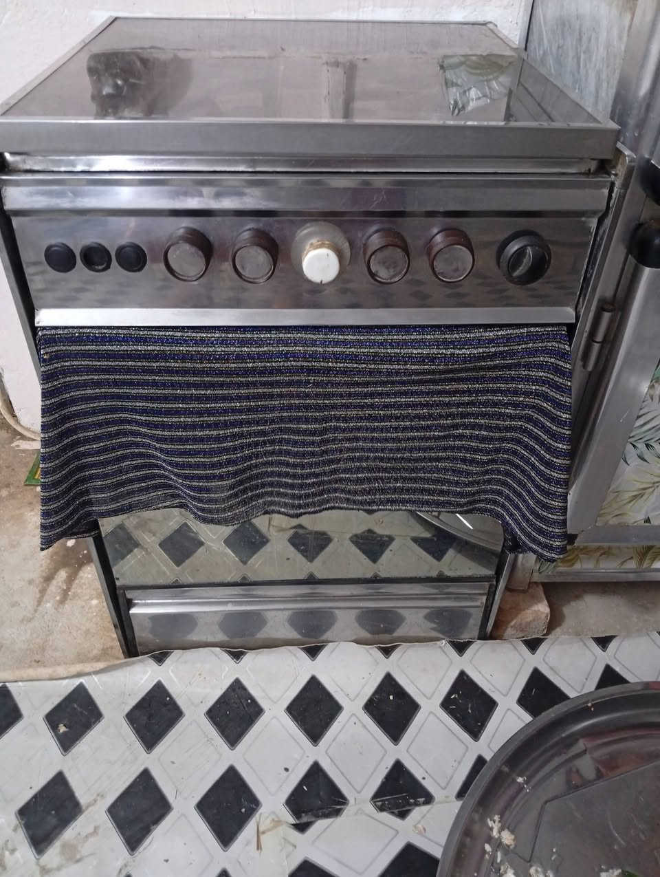 سلام عليكم للبيع طباخ شغال حته الفرن السعر 90وبي مجال ***********
