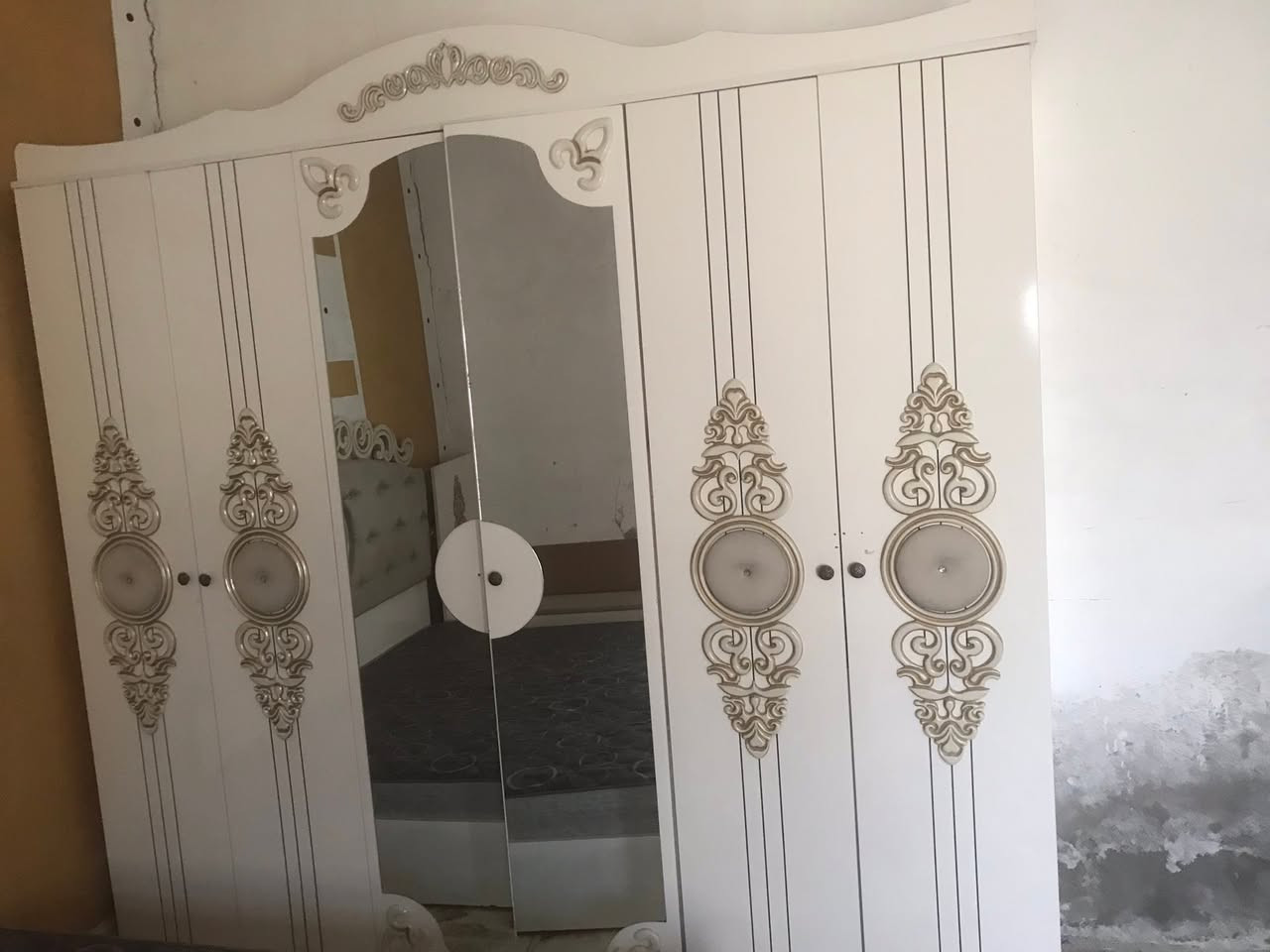 مرحبا شباب غرفه تركيه مستعمله 
10قطع نضيفه ومرتبه 
الغرفه مامفتوحة ولا مره علا اول شد 
سعرها ٤٠٠الف هية ودوشگها 
الضرر فقط المرايه الطولانيه المقعد من جوه فالت فقط واضحه بالصوره 

مكان بغداد رحمانيه الشعله

رقم الهاتف +واتساب ***********

انتبه
 10قطع ونضام قفل مو شد براغي 
يعني مو هاي ال٥قطع اليبيعوها ب٦٠٠
اني مشتريها بمليون و٣٠٠ الله شاهد
