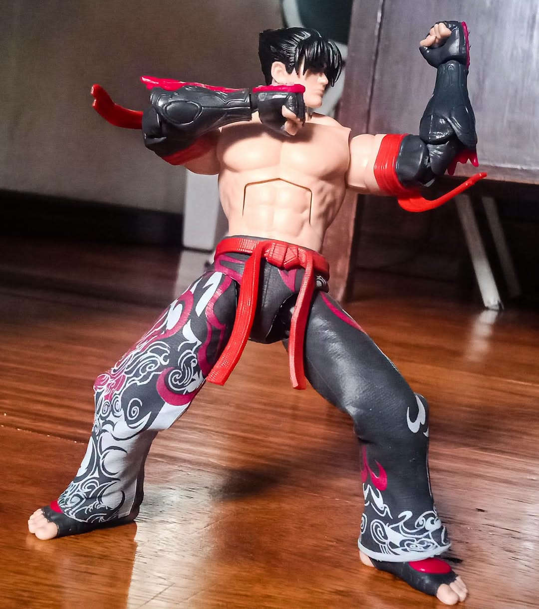 شخصية جين (Jin) من سلسلة Tekken 8 الجزء الاخير💥
انتاج شركة بانداي Bandai أصلي👍
مفصلي بالكامل ومفاصل الارجل مخفيه تحت الملابس
جديد مع الملحقات ايدي اظافيه ومؤثرات الطاقه لليد وقاعده الRound2🥰
متوفر توصيل لكل محافظات العراق🚕

