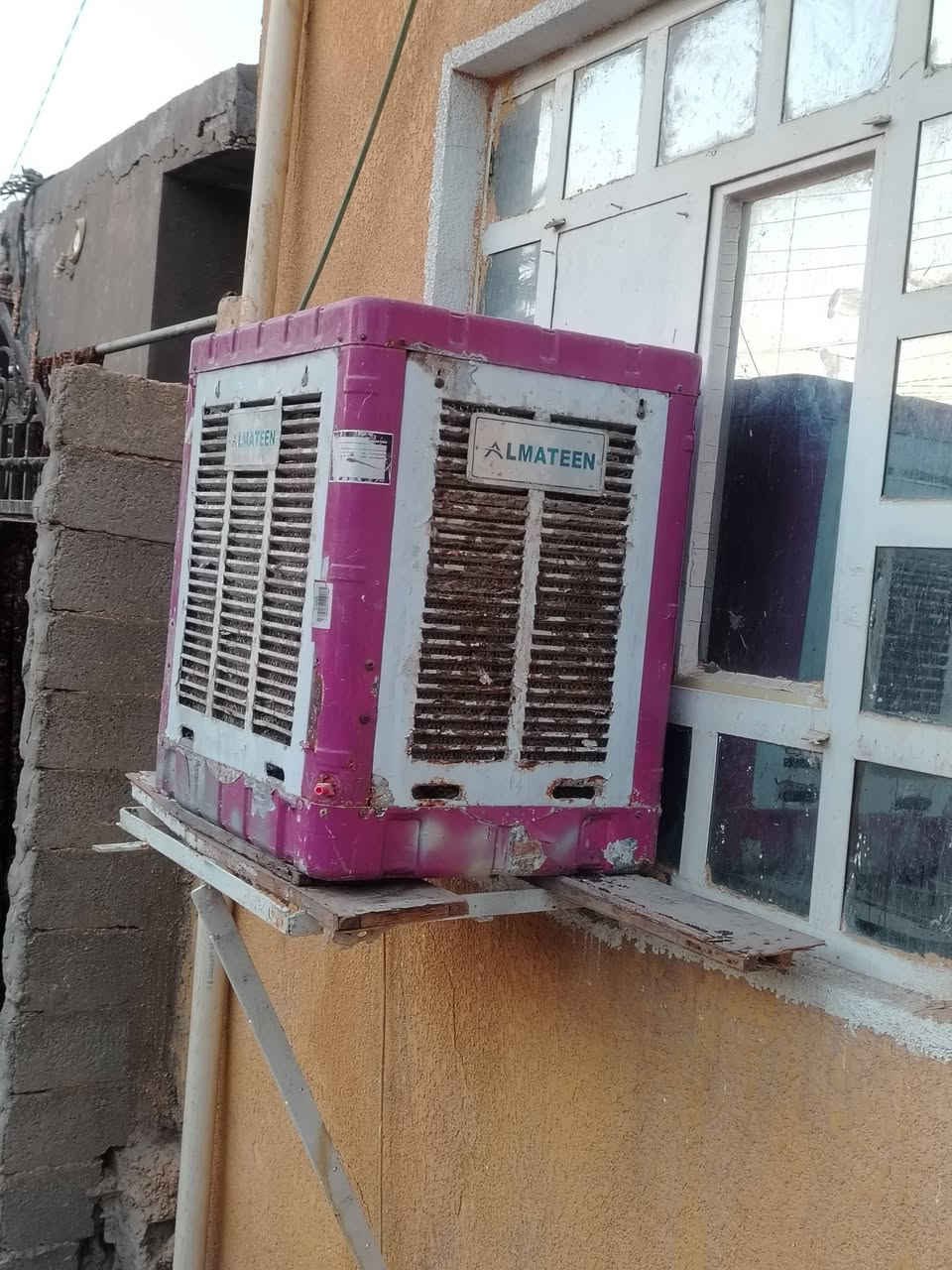 غراض مستعمله للبيع المبرده 50 الف شغاله / كوسره 20 عطلانه ضلت اجدح وكفت / طباخات 15 ثنينهن / براد 15 الف بس ماي عادي بدون تبريد / مسجل سياره شغال 20 الف / رقم تصال ***********
