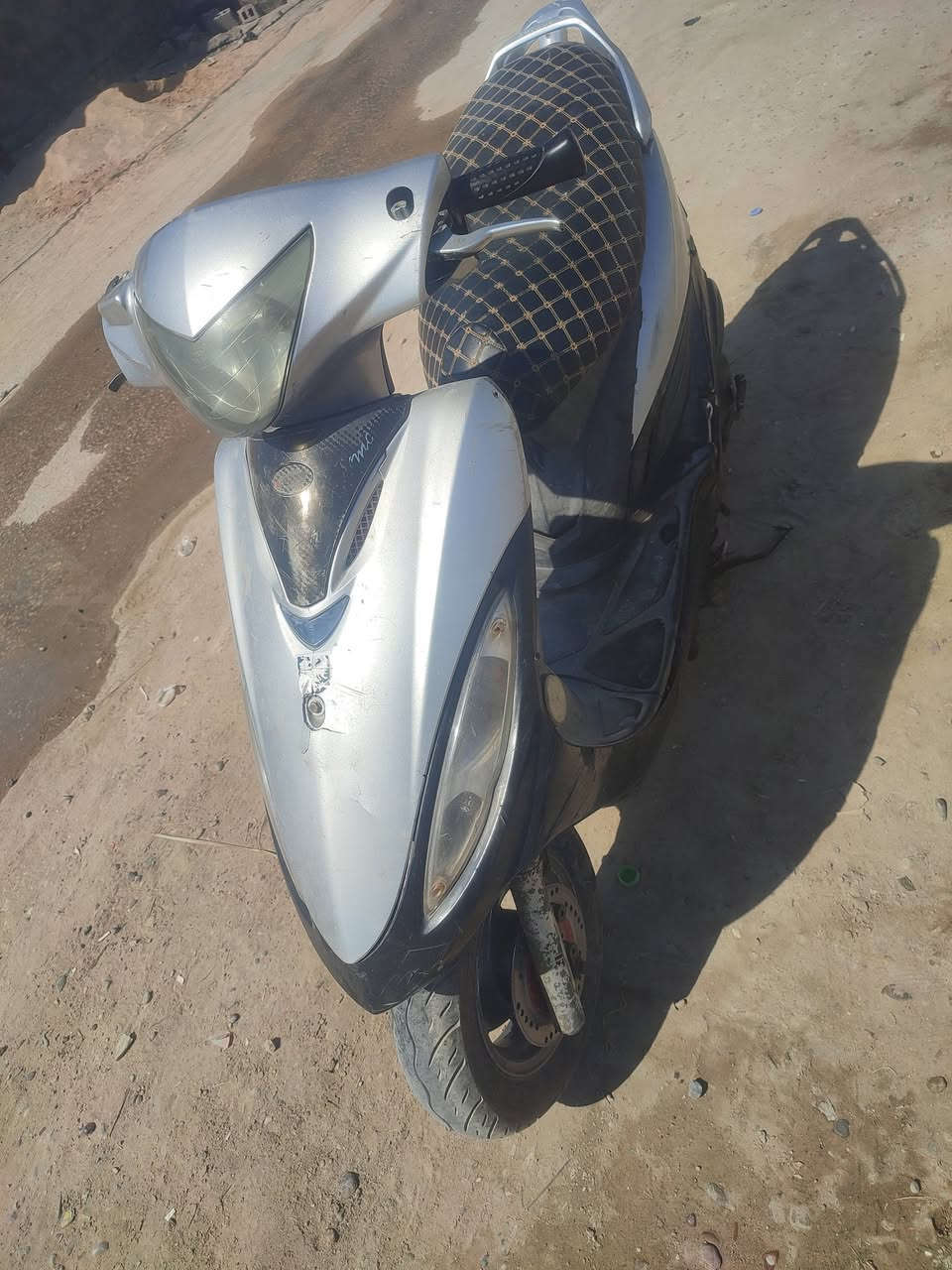 من رخصت الادمن المحترم
دراجه كامكو جي فور 
مكينه ناعمه وحلوه شلعه ومعدل فوول 
كهربائيات كله شغاله تايرات جدد 
السعر 300
اخوان دراجه كلش نظيفه 
وهاذا مو سعرهه 
***********

