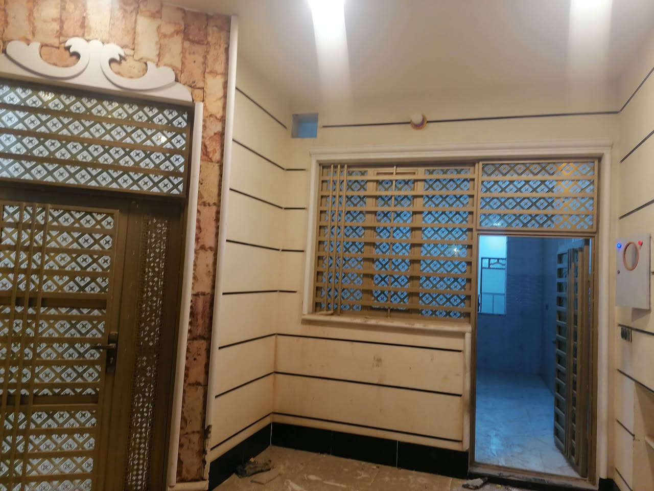 بيت لبيع مساحه ١٤٠م با مغربه شارع فرن تاج الدين قاط ونص بناء جديد كونكريت 
يتكون من مطبخ و ستقبال و صاله غرفه صحيات داخليه وخارجيه
قاط ثاني غرفه وصاله مفتوحه
*********** السعر ١٦٥
