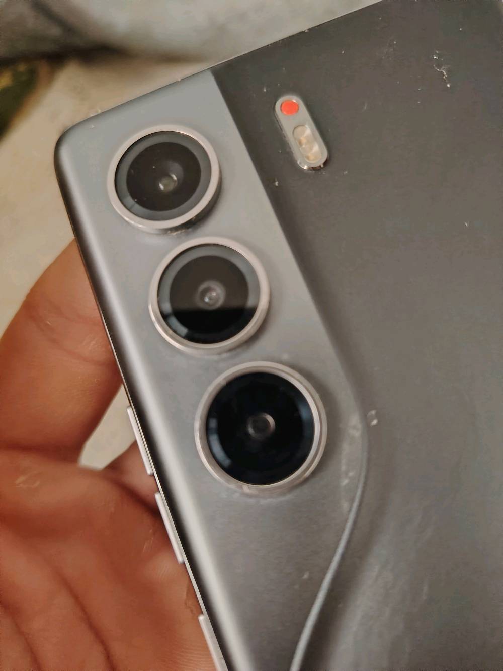 TECNO CAMON 40 Pro 5G اريده ب260 مع شاحنته الاصليه  ومبدل شاشه اصلي مكاني موصل موصافته
📱 الشاشة: 6.78 إنش AMOLED منحنية، دقة 1080×2436، وتردد 144Hz.
⚙️ المعالج: MediaTek Dimensity 7300 Ultimate بدقة تصنيع 4nm.
📸 الكاميرا الخلفية: 50MP رئيسية بمستشعر Sony LYT-700C وحجم 1/1.56" مع OIS + 8MP واسعة.
🤳 الأمامية: 50MP مع Auto Focus.
💾 التخزين: 256GB.
🧠 الرام: حسب النسخة 8GB أو 12GB حقيقية، مع إمكانية إضافة رام افتراضية.
🔋 البطارية: 5200mAh، شحن سريع 45W.
🌐 الشبكات: يدعم 5G.
🔊 الصوت: ستيريو + Dolby Atmos.
💧 الحماية: مقاومة ماء وغبار IP68/IP69.
📲 النظام: Android 15.
🔌 المنفذ: USB Type-C.
📡 يدعم NFC وGPS وBluetooth وWi-Fi وIR.
أبرز نقاطه: شاشة 144Hz، كاميرا رئيسية قوية مع OIS، معالج جيد جداً للفئة، ويدعم 5g