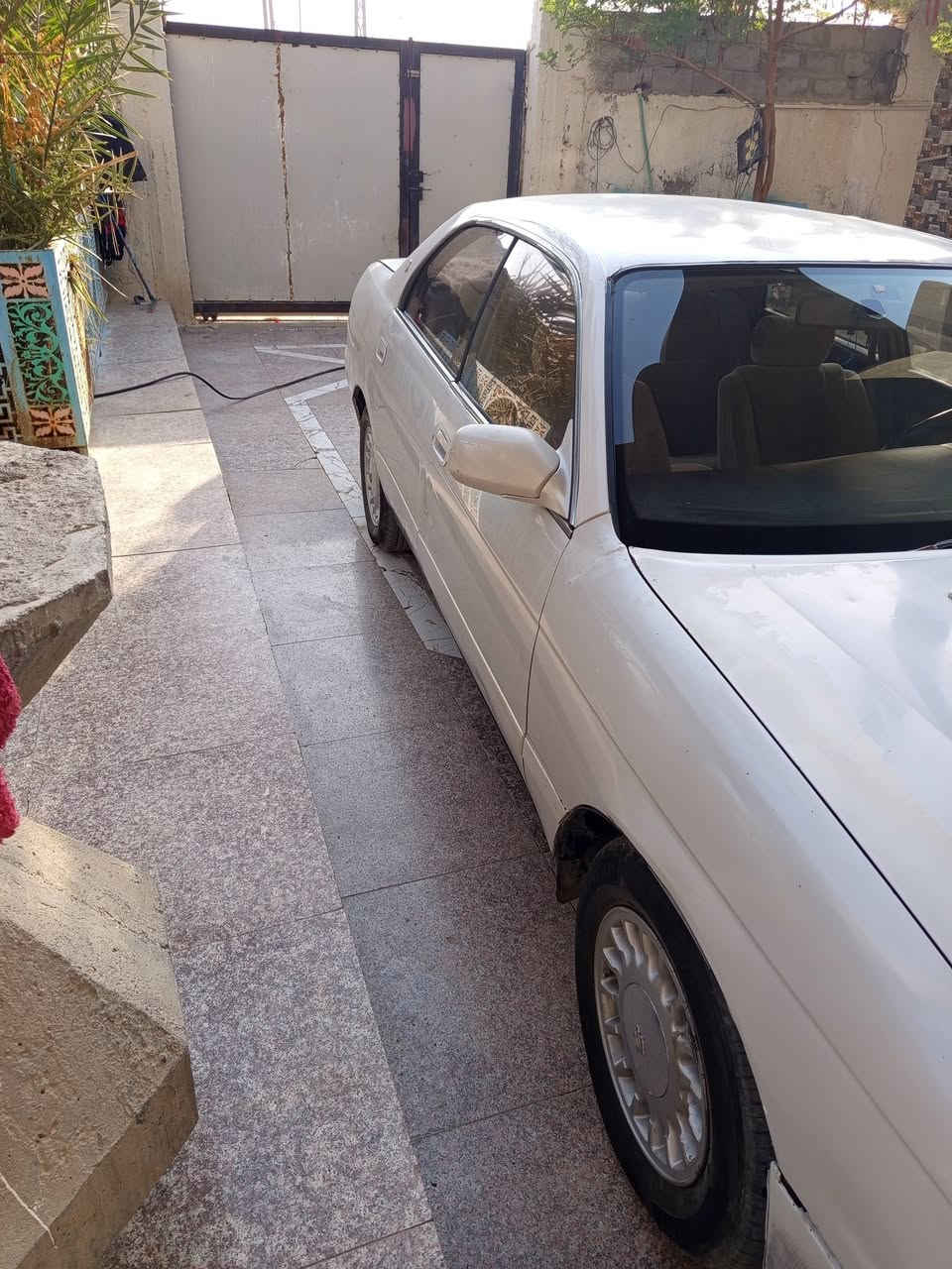 سيارة بطه كراون متصل رقم انگليزي سنوية لغاية 31 هزه جديده مكفولة من نقل الجثة والگصه والضربه السيارة باسمي مداور ثاني يوم الإطارات تخم جديد تبريد شغال لا يوجد نقص فيها السعر 50 وبيه مجال للشراي الاتصال على ***********
