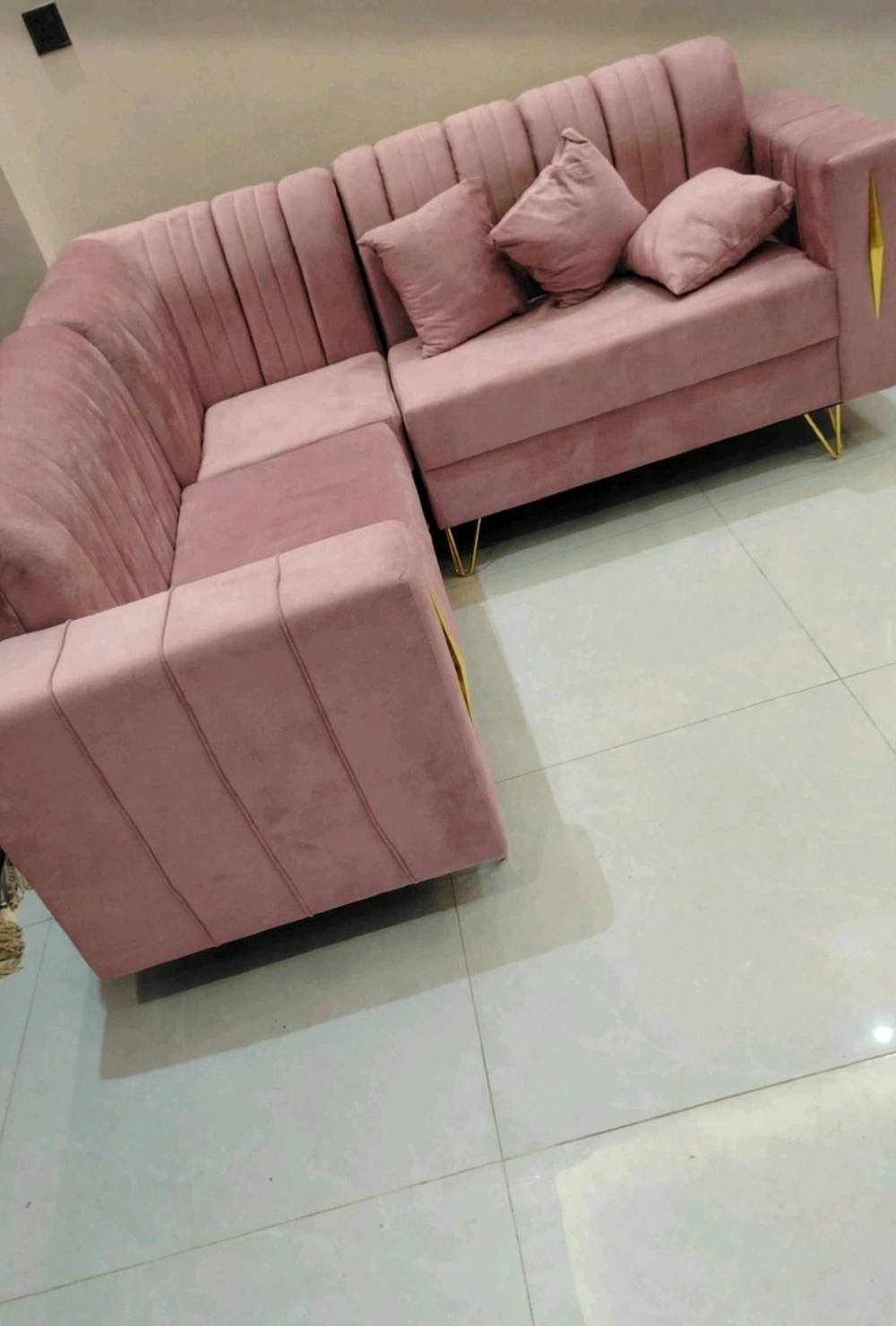 5مقاعد خوش شغل  السعر  185.  واصل داخل بغداد    تجي قنفتين ثنائي وزاويه  قياس قنفه متر والزاويه 140يعني يكفي كل ضلع متر و70سم   ينفع للمكانات زغيره  ويوصل نفس الصوره واي اختلاف يرجع


مده توصيل يومين بغداد