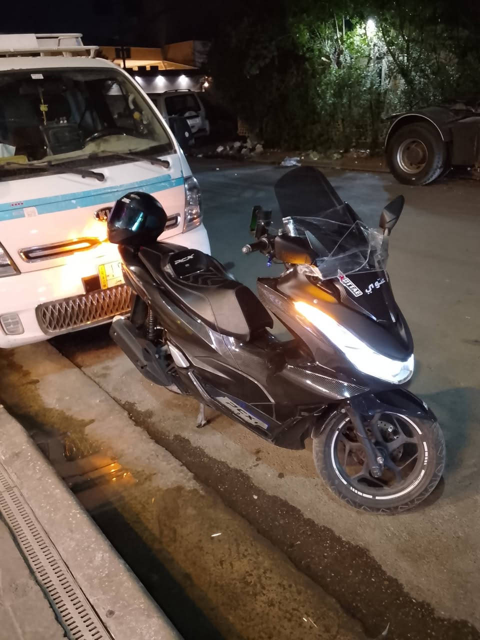 سلام وعليكم PCX جيل رابع كوري
دراجه نظيفه جدا وماصارلهه اربع اشهر من نازله 

مواصفات 

حساس ازدحام،ستان كهرباء ، مغلفة بل كامل فايبر كابرون 

وبيها تزويد مثل ماتشوفون بل صور عليها شلعة ومعدل كلش حلوه 
وماشية فقط 13 الف حقيقي 
دراجه عيبهه الوحيد سويت بيها حادث بل صفحه مصورها اني بس 

هاذه عيبها دراجه  سعرهه ١٨ ورقة وبيهه مجال مكاني بغداد البلديات 

الرقم *********** بي واتساب .

