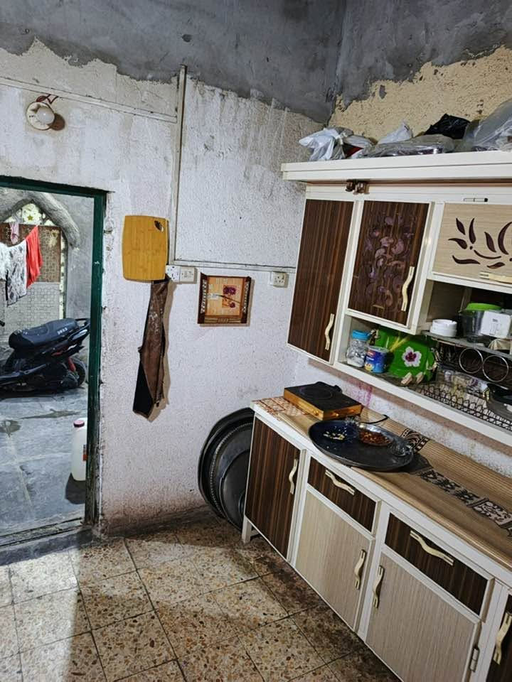 يوجد بيت تجاوز للبيع 
مساحه البيت ٢٥٠ متر 
البيت متكون من اربع 4 غرف نوم 
دوانيه 
حمامات عدد ثنين 
مطبخ 
حوش كبير 
مكان البيت البصره المعقل خلف شفقه العامل 
سعر البيت  15مليون وبيه مجال 
***********☎️
