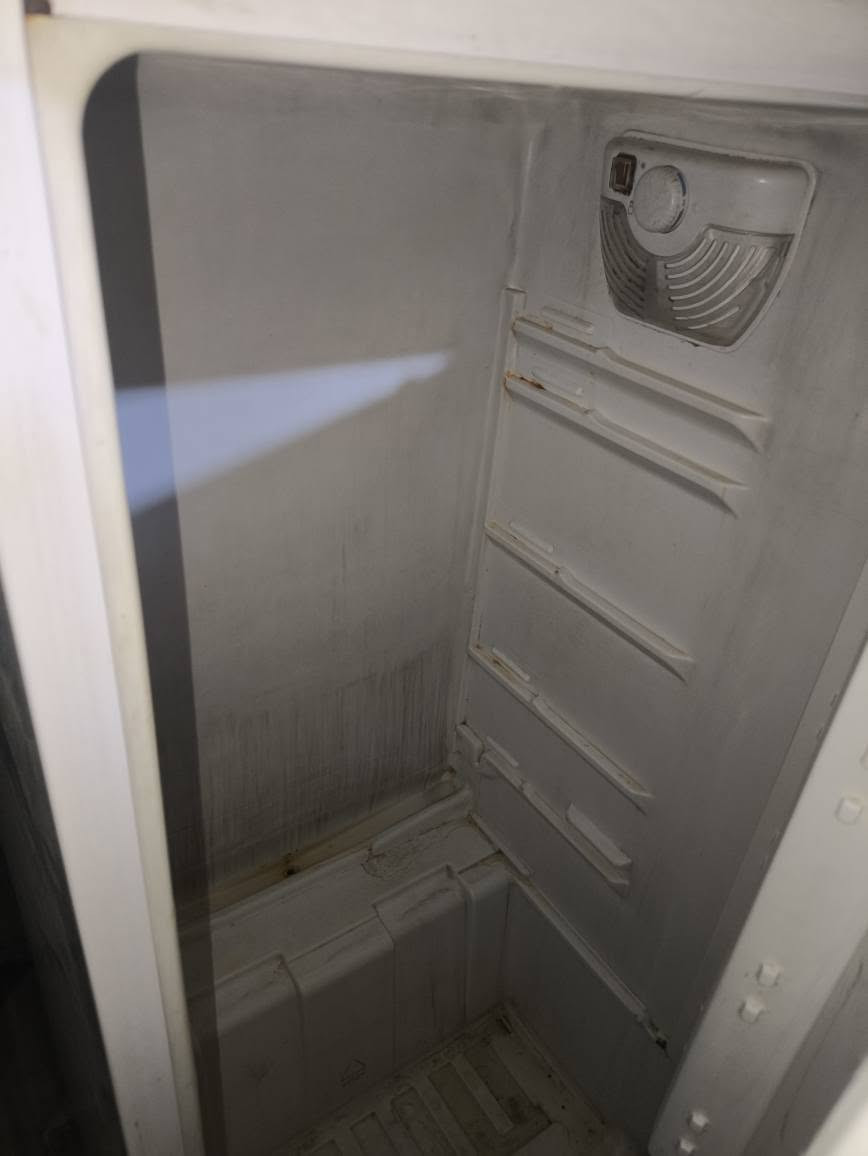 ثلاجه حجم كبير  نضافته 90/100حيل جديده بس عوزه ماطور سعره 100وبيه مجال الفداء شارع ابو لبنان رقمي *********** ناصرية, ذي قار
