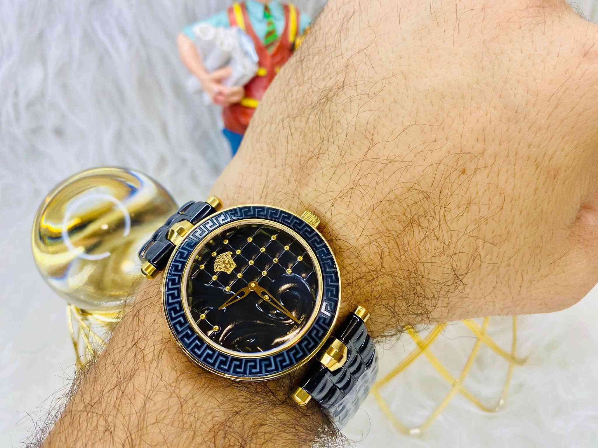 🖤✨ VERSACE | فخامة تليق بذوقك ✨🖤
⌚ Unisex – للرجال والنساء
📏 قطر 40mm | سير Ceramic أسود
✨ مينا أسود منقوش ومطعّم بالذهبي
💎 زجاج Sapphire | Bezel سيراميك
🔩 Stainless Steel مطعّم بالسيراميك
💧 مقاومة للماء 30 متر
🔒 قفل Butterfly

🔥 تصميم فاخر ومميز جدًا باليد… التفاصيل هي اللي تحچي عن الساعة.

📲 للطلب والاستفسار:
واتساب / ماسنجر
***********

📩 راسلنا الآن لمعرفة السعر والتفاصيل.@highlight

نص مكتوب في الصور:
- ساعة Versace الخزفية – تحفة فنية تتجاوز الزمن، محفورة بالذهب والتقنية السويسرية دقة سويسرية فائقة، محفورة بدقة متناهية علامة Medusa الذهبية الأيقونية عند الساعة 12 نقش فني متموج بدقة متناهية إطار Greek Key الكلاسيكي المحفور كريستال ياقوت مقاوم للخدش متانة الخزف الأسود المصقول وفخامة الذهب آلية حركة سويسرية فائقة الدقة Versace – الإرث الإيطالي، الدقة السويسرية أناقة خالدة في كل تفصيل اكتشف المجموعة الكاملة في متاجرنا المعتمدة www.versace.com