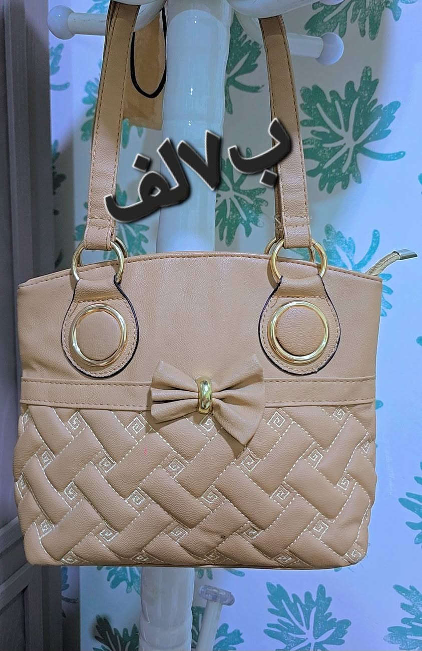 جنط نسائيه البيع السعر داخل الصوره

نص مكتوب في الصور:
- ب ١٨ ألف
- ب ٦ ألف
- ب V الف
- ب ٦ الف