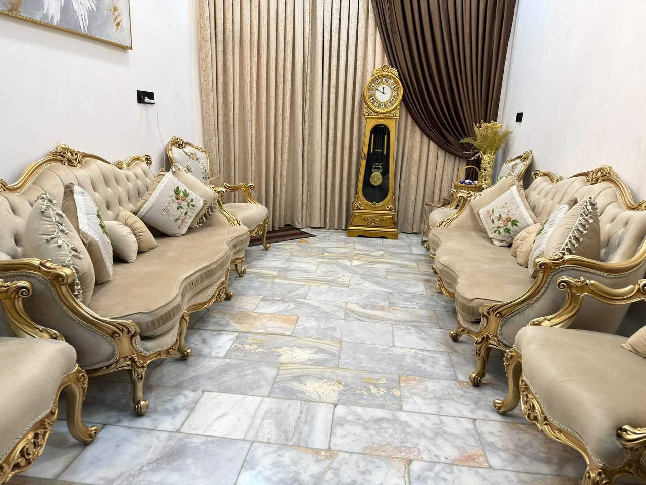 تخم ملكي شخط واحد مابي ١٠ مقاعد +٨ كوشات+ طبلات+ ساعه 
للبيع بسعر مناسب لغرض السفر ٤٥٠الف فقط  استخدام شهر لتواصل عبر الرقم ***********
