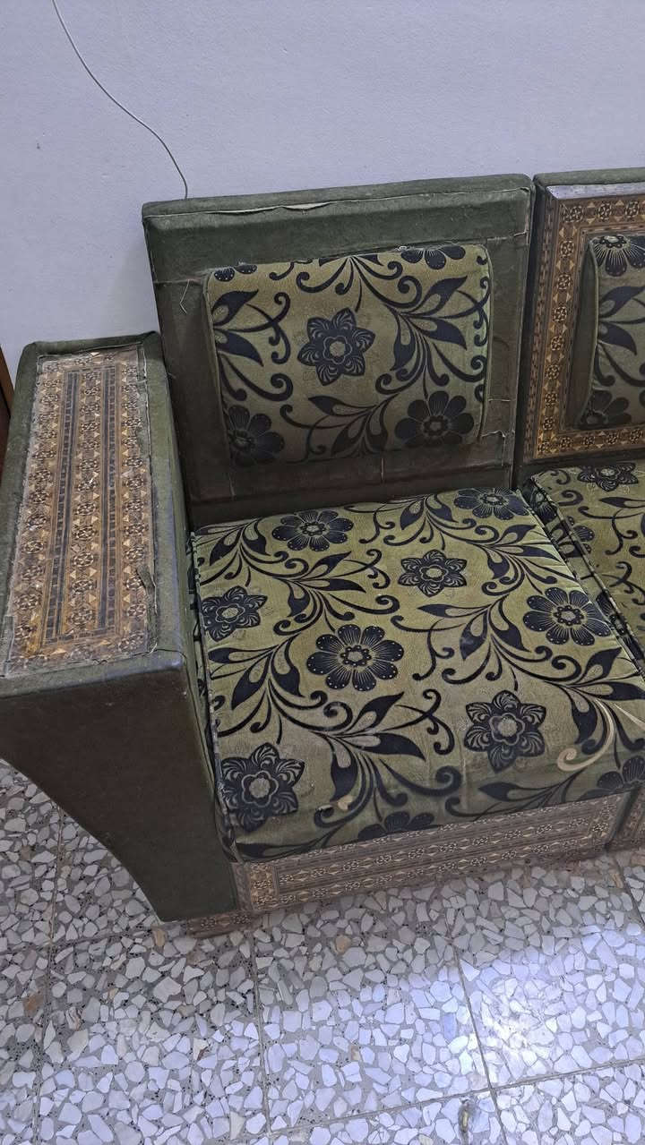 ديوان سوري أصلي دعش مقعد وبسعر ٣٠٠ الف نجف كوفة لتواصل على الرقم
***********
