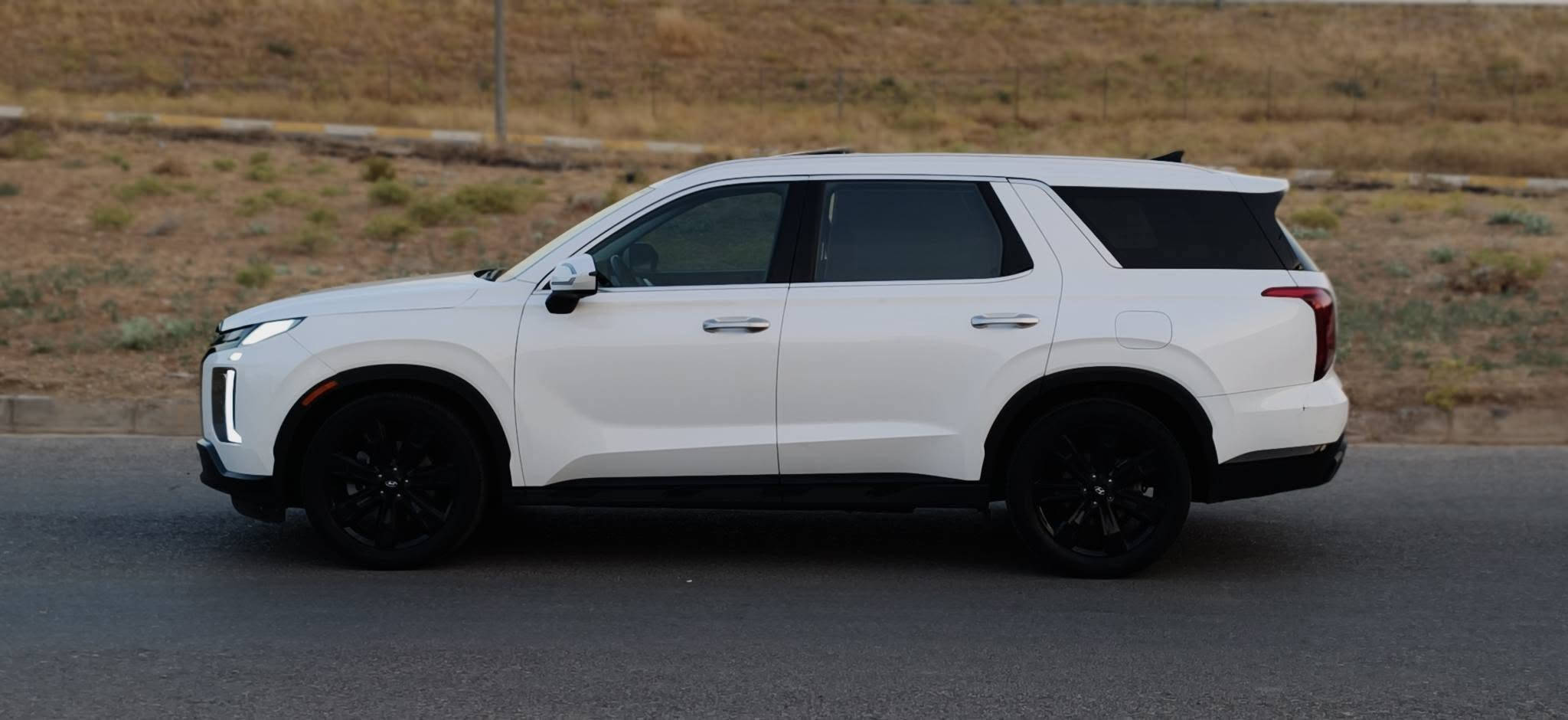 بسم الله الرحمن الرحيم

              🚘  Hyundai palisade SEl 2023

السعر :-237ورقة وبيها مجال بسيط 

✨ المواصفات فول  (SEL):

 بصمة ( ابواب + صندوق ) 
🟥 تشغيل عن بعد 
🟥 شاشة جبيرة ( كار بلي + اندرويد )
🟥 واير ليس شحن 
🟥مثبت سرعة 
🟥قيادة ذاتية 
🟥تحديد مسار 
🟥 رادار امامي 
🟥رادار جانبي 
🟥رادار خلفي 
🟥كامرا دوارة ١٨٠
🟥مثبت ستيرن 
🟥سايد بريك بصمة 
🟥مودات قيادة ( نورمال - سبورت - سبورت بلاص - كوستم)
🟥كشنات تدفئة وتبريد
🟥 سلايد 
🟥تبريد بيانو 
🟥تبريد قطعتين 
🟥لدات بلادية بالدشبول متغير الوان تتحكم بيهه بالشاشة
🟥كيجات بالعداد تظهرلك قراءة (حماوة الدهن - التيربو - العزم)
🟥كيجات دجتال تتغير ويا كل مود مثل ماموضح بالصورة
🟥كير دكمً ٨ سرعات + شفتات ستيرن 
🟥نظام سماعات BOSE اقوى انظمة سماعات
🟥جامات اوتو
🟥اوتو هولد
🟥كشنات جلد
🟥محرك 3800 V6 
🟥لدات امامي خلفي 
🟥وبعد هواي مواصفات بيهه

ضرر السيارة بنيد صبغ وجاملغ مبدل بلادي نفس اللون 
سيارة رقم  اربيل
***********
*********** أربيل, العراق

