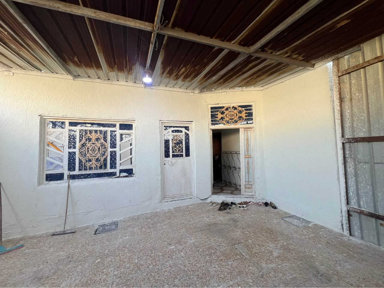 دار سكن للبيع 🏠 
#المساحة :: ٢٠٠ متر ركن 
#السعر :: ٩٠مليون وبي مجال بسيط 
طابو صرف زراعي المالك عراقي 🇮🇶
#البناء_حديث_جاهز_للسكن 💯
شط لعرب الجزيرة اليوبه قرب المدرسه 
#الخدمات :: ماء كهرباء مدارس سناتر 
منطقة سكنية والبناء فيها منظم وحديث
#طابق الثاني بي مطبخ وصحيت وغرف ٢ 
#المحتويات ::  وصحيات خارجية 
وأستقبال وصالة ومطبخ  وصالة معزولة
وموزع غرف وغرف ٤ منام وصحيات داخلية ومنور 
#خارطة_مميزة_وسعر_مناسب
……….
#للأستفسار :: ***********
مكتب عقارت المهندس البصرة, العراق

