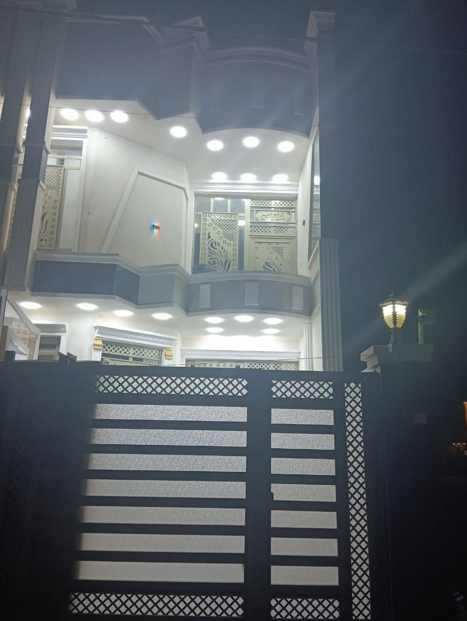 مشتمل حديث طابقين ثلاث غرف نوم وبيتونه طابق ثان 125م جاهز من كل شي منظومة كاميرات شارع 10  الرقابه الماليه مقابل مجمع الجناىن ومجاور مجمع البرديني منطقة سكنيه متكامله خدمات ماء كهرباء مولد سعره 110بي مجال بسيط ***********
