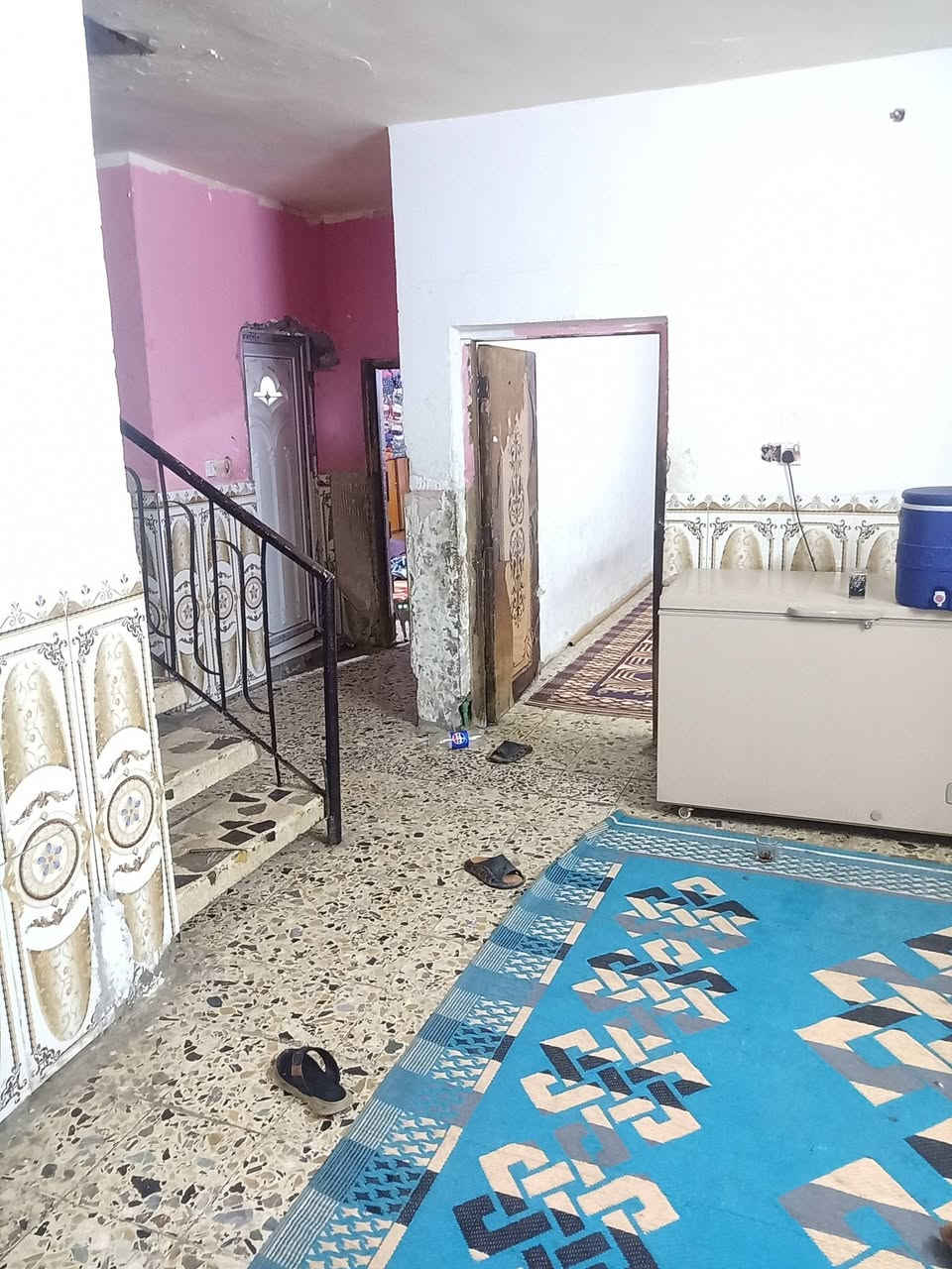 نومالسلام عليكم بيت مساحة 200م  نزال25واجهة8 بناء ال90عالي عن الشارع طابقين الاول صب غرفتين نوم صالة مطبخ صحيات استقبال الطابق الثاني عكادة  غرفتين نوم صحيات الموقع الاورفلي الفرع العريض مقابيل شارع سوق الشعبي قطاع51/50 السعر 280للستفسار ***********
