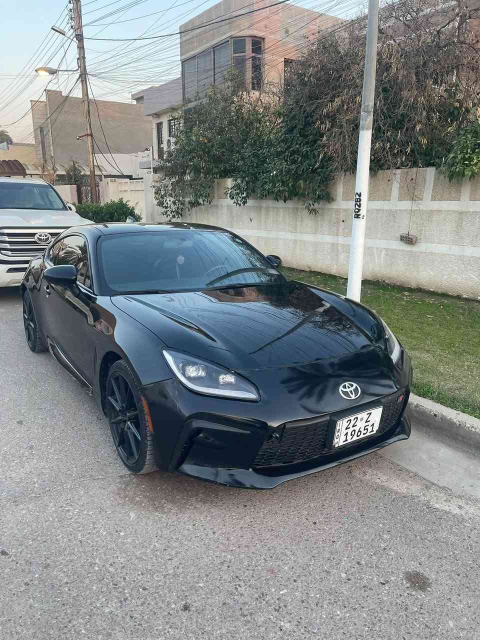 بيع مستعجل🚨🚨🚨🚨🚨🚨🚨🚨🚨
السلام عليكم شباب..
للبيع الوحش الياباني الرياضي Toyota GR86 Premium موديل 2024، فئة البرميوم (أعلى مواصفات بالشركة)، سيارة مميزة جداً بالأداء والمظهر وجاهزة للاستخدام مباشرة.

مواصفات السيارة:

 المحرك: 2.4L بقوة 228 حصان (تنفس طبيعي).

 ناقل الحركة: أوتوماتيك (كير أوتوماتيك مع شفتات بالستيرن Paddle Shifters للمتعة الرياضية).

 الدفع: خلفي (RWD) مع نظام Torsen® محدود الانزلاق للثبات والمنعطفات.

 الممشى: 30 ألف كيلومتر فقط.

 المظهر الخارجي والداخلية:

 ويل 18 بوصة بلون أسود مطفي (Matte Black) الأصلي الخاص بفئة البرميوم.

 سبويلر خلفي رياضي (Duckbill) مدمج بلون السيارة.

 إضاءة LED أمامية تفاعلية بالكامل (Adaptive Headlights).

 كراسي رياضية هاف جلد وخامة (Alcantara) دبل لون مع تدفئة وتبريد الكراسي.

 شاشة رئيسية قياس 8 إنش تدعم Apple CarPlay و Android Auto مع نظام صوتي مطور (8 سماعات).

 كاميرا خلفية وحساسات أصلية.

وضعية الحوادث والضرر (بمنتهى الشفافية):

 البنيد: راجع بارد فقط (بدون صبغ).

 باب السايق: صار بيها حادث هنا بالعراق وتم تبديل الباب بالكامل (تبديل باب وكالة ومطابق بدون أي فروقات أو عيوب).

 الشواصي والارباقات وكالة وسليمة 100%، والسيارة جاهزة من كل النواحي وما تحتاج أي مصاريف.

ملاحظة:

السيارة مظللة ومطلع بيها سنوية والتظليل لمدة سنة و٨٠ بالمية العتم مالته 

رقم الشاصي: JF1ZNBE19R8758297++ صور حادث الباب موجودة بالمنشور

التفاصيل والاتصال:

 مكان السيارة: بغداد، العامرية.

 السعر المطلـوب: 183  وبيها مجال

 للتواصل والاستفسار: [***********]  موجود اتصاال + واتساب فقطط

نص مكتوب في الصور:
- Baghdad PERFORMANCE BAGHDAD