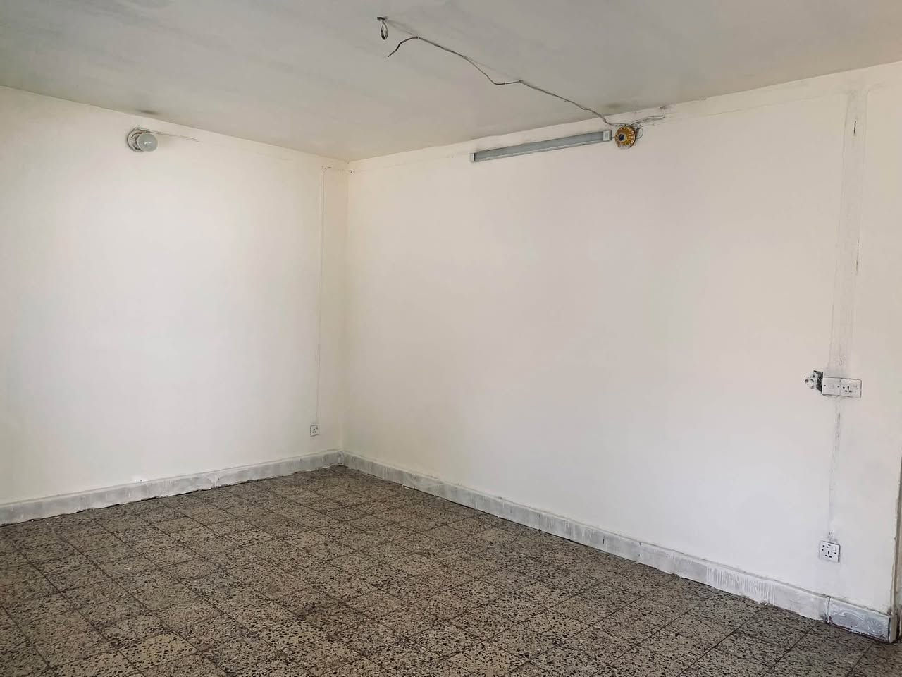 🏠 للبيع دار سكنية في الرمادي 

🔹 الموقع: الأنبار – الرمادي – الخمسة كيلو – حي السكك
🔹 مساحة الدار: 300 م² واقع حال 360 م² 
🔹 مساحة البناء: 150 م² تقريبًا
🔹 عدد غرف النوم: 3
🔹 عدد الحمامات: 1
🔹 الطوابق: طابق واحد + بيتونة
🔹 كراج: يتسع لسيارة واحدة 🚗
🔹 عرض الشارع: 10 متر
⭐ مميزات العقار:
🌳 حديقة أمامية وجانبية
🌴 أشجار نخيل ومساحات خضراء
🏡 سطح وبيتونة
🌿 الدار مقابل حديقة عامة كبيرة
📍 قريب من الشارع الرئيسي
💧 ماء متوفر
⚡ كهرباء متوفرة
🚰 مجاري متوفرة
💰 السعر: 100 مليون دينار عراقي قابل للتفاوض

📞 للاستفسار والتواصل: ***********
