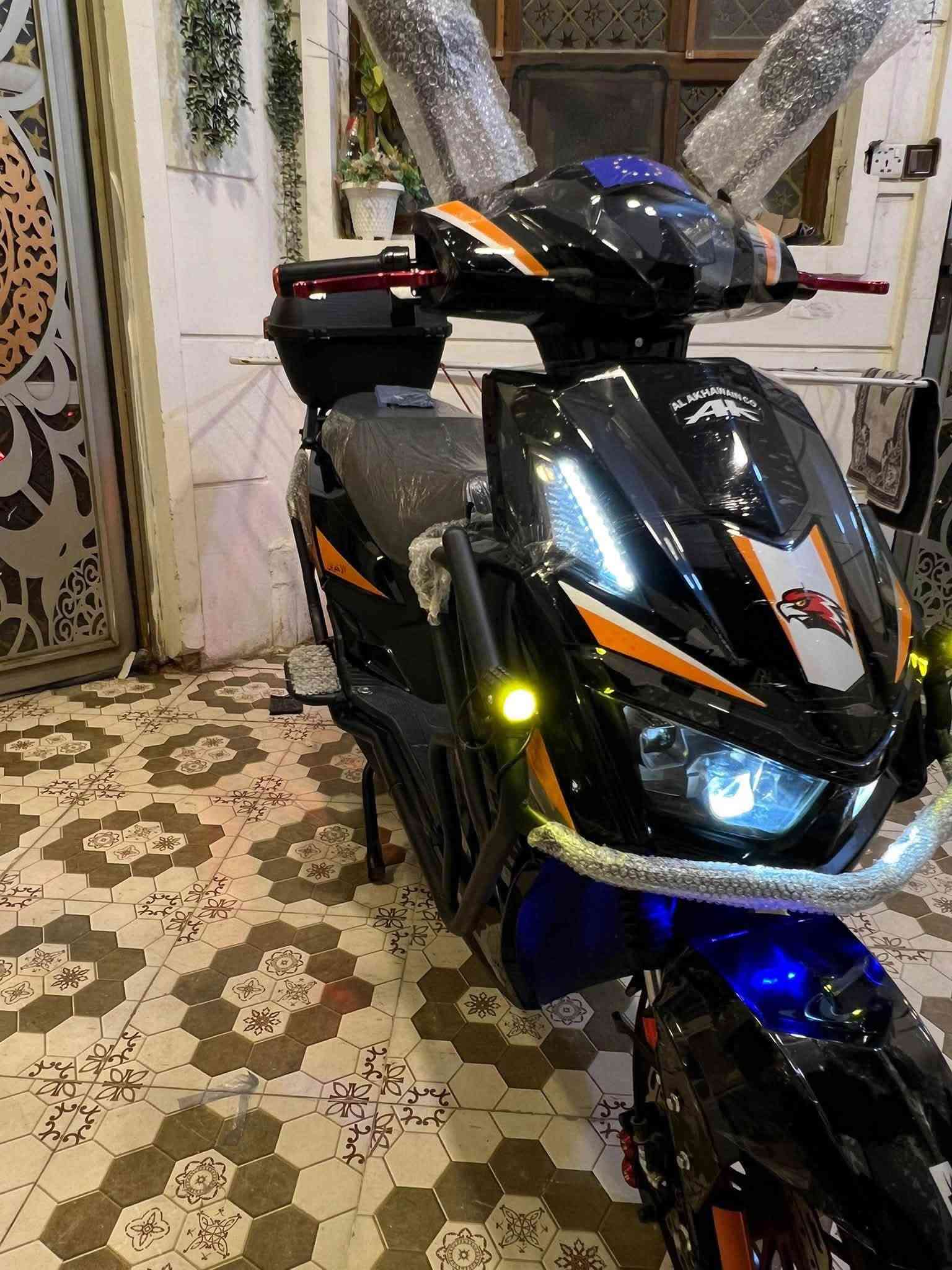 السلام عليكم
دراجه شركة الاخوين 🛵سكنس فحــــل
موديل2026
موطور بالكارتون جديد
(اخو الزيروو مستخدم 25يوم فقط مكفول حتى من الشخط ...)
(بطاريات عدد 6 على فحص ) 
فول مواصفات ملف(4000W)
(نظام  R) (نظام P)
(مخرج شحن USP) 
(سرعة 122حقيقي) (سرع 4)
(سويجات 2+بصمات2+كرتات2+سويجات جنطه خلفيه2)
(مثبت سرعة) 
أناره محيطيه متغيرة الألوان امامي خلفي 
لايت زنون عالي ناصي 
دبلات امامي خلفي رياضيه +ويل امامي رياضي+يدات بريك رياضي 
سماعة بلاتوث بلادي 
جنطه خلفيه بلاديه
اشاير يمنة يسرة دبل اشارة
السعر775الف  وبي مجال 
الموقع داخل الرمادي 
الاستفسار :***********
