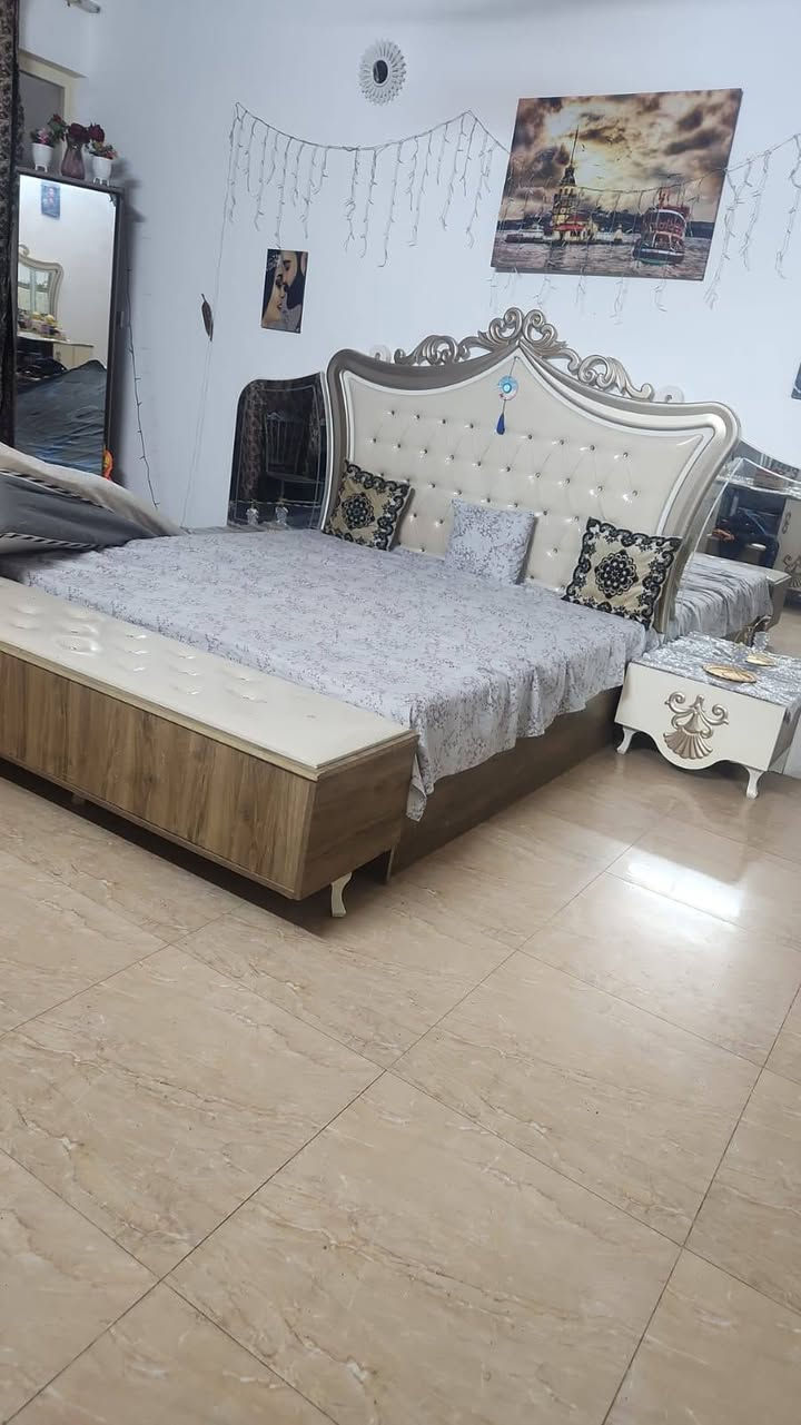 السلام وعليكم غرفه تركي ضخمه جديده ونظيفه للبيع 375 وبيها مجال المكان بلديات ***********
