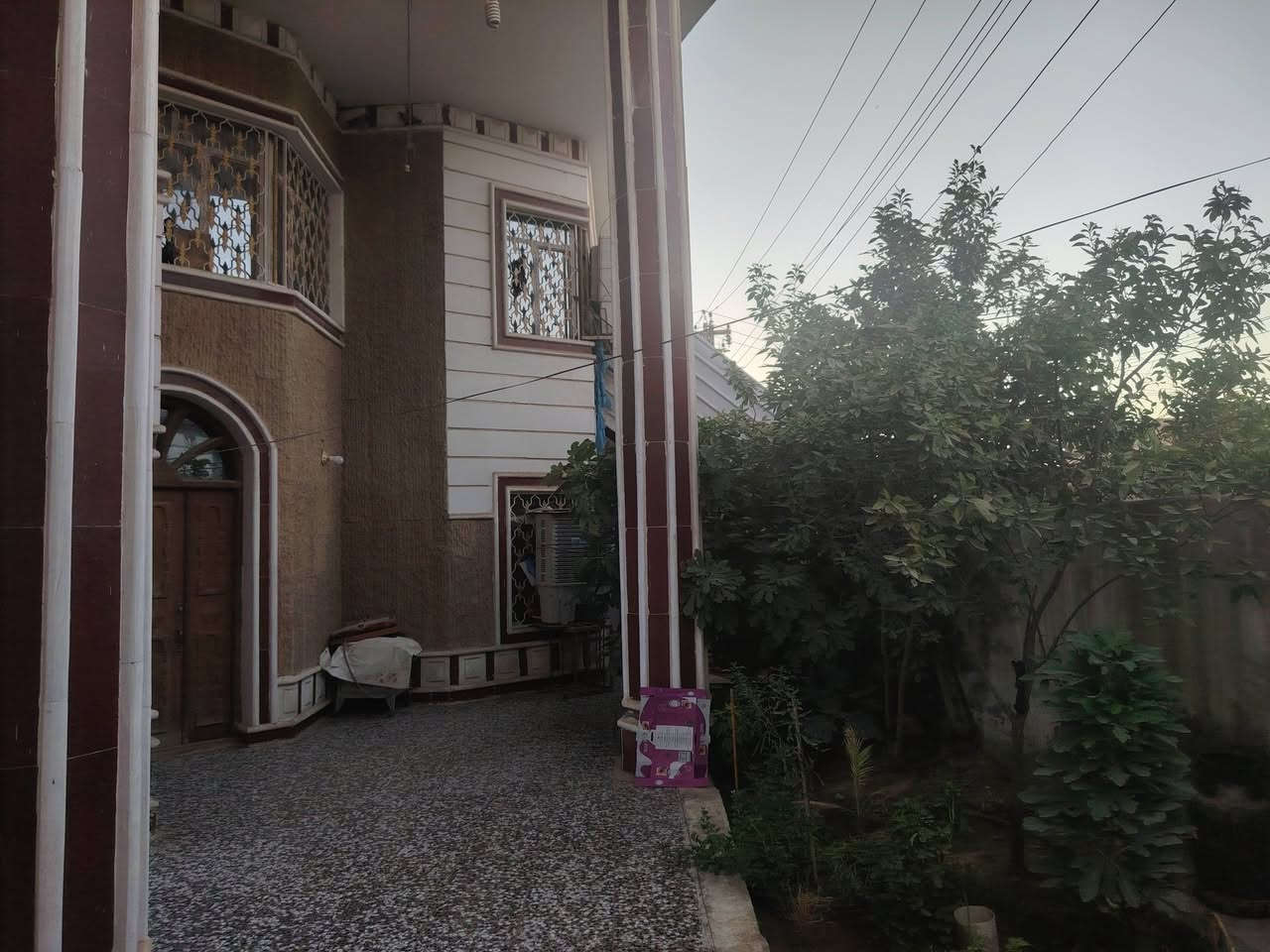 السلام عليكم بيت تجاري مساحة ٣٠٥ طابقين يصلح مجمع طبي او سكن للاستفسار *********** عنوان شارع ٦٠ حمرابي السايدين الجانبيات خامس بيت مقابيل خان مندي سعر المتر ٢٧٥٠ مليونين و٧٥٠
