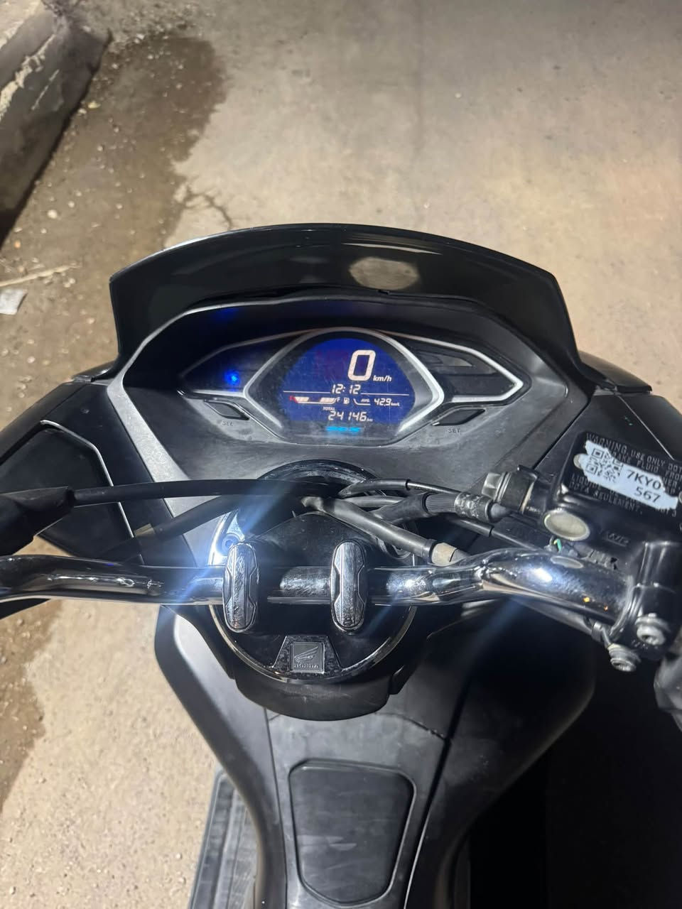 Pcx 2020 جيل الثالث 
كوري 
بيه حساس ازدحام وحساس الاستان
وحساس البانزين ما يشتغل الخلل من الوطافه مالتهه وبيه ضربه خفيفه من عند البصمه التشغيل .. السعر 14 وبيه مجال
للاستفسار ***********

نص مكتوب في الصور:
- اليوم 8:11 م سينمائي