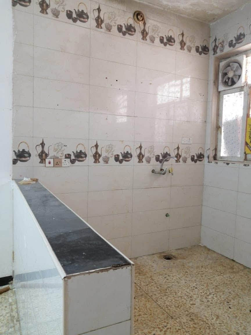 دار للايجار المساحه ٥٠ متر طابق واحد فقط نظيف البيت اريده لعائله صغيره ايجاره250المكان شارع ابو طالب بفرع الحسينه قرب اسواق اللولوه للاستفسار ***********
