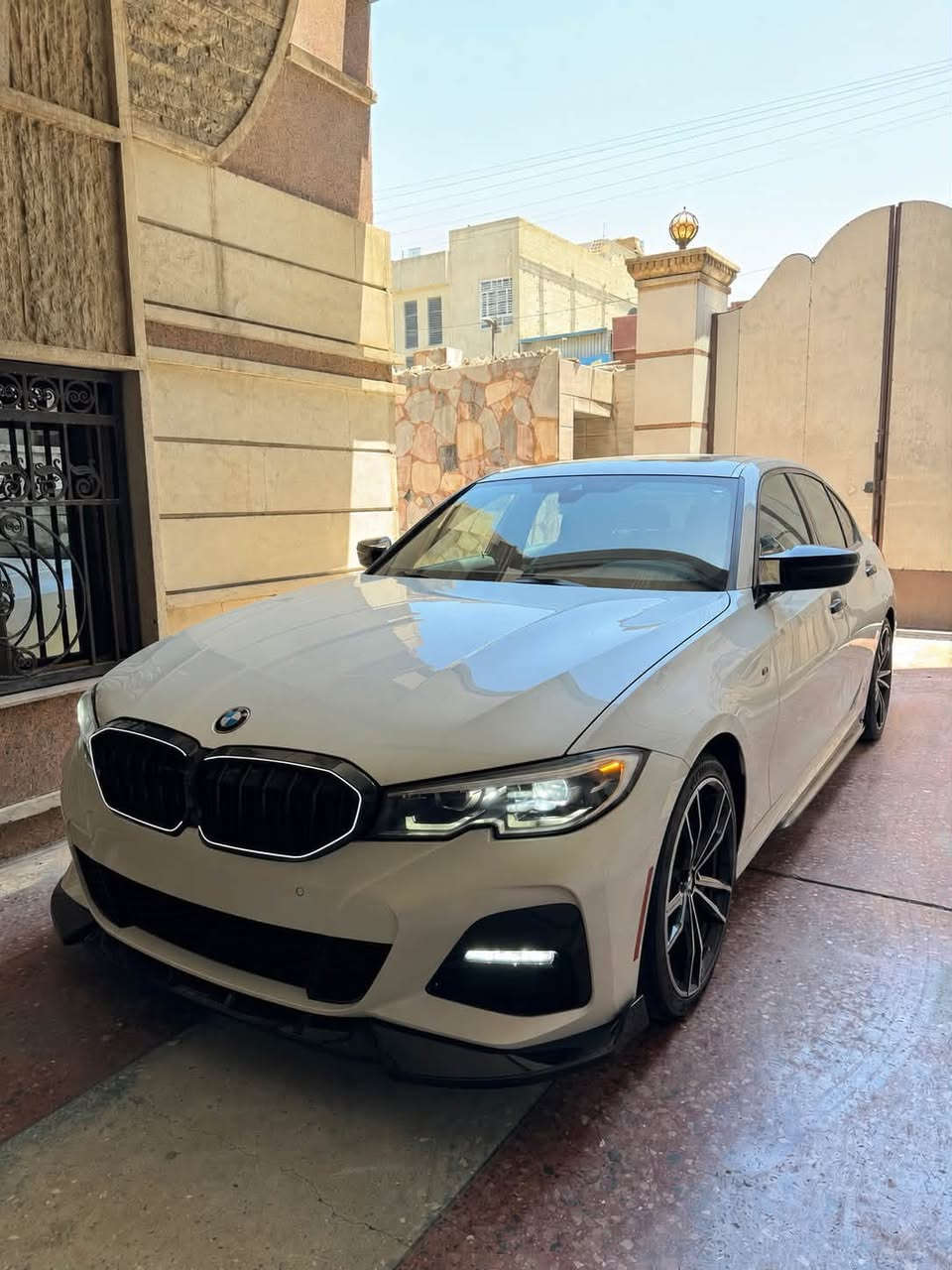 للبيع BMW 330i M Sport xDrive – موديل 2020
🔥 BMW 330i M Sport xDrive موديل 2020
سيارة رياضية وفخمة، تجمع بين الأداء القوي والفخامة والشكل الرياضي 😎🔥
ماشيه 43 مايل . ملاحضه سياره كلين كلين كفاله عامه 

المواصفات:
 
• 🚘 محرك 2.0 TwinPower Turbo
• 💪 قوة 258 حصان
• ⚡ عزم 400 نيوتن متر
• ⚙️ قير أوتوماتيك 8 سرعات Steptronic
• 🛞 دفع رباعي xDrive
• 🏁 تسارع 0–100 تقريباً 5.6 ثانية
• 🏎️ باكج M Sport
• 🎮 مقود M Sport رياضي
• 🖥️ شاشة وسطية + نظام iDrive
• 📱 عدادات رقمية
• 🌙 فتحة سقف
• 🖤 داخلية جلد أسود
• 📡 حساسات أمامية وخلفية
• 📷 كاميرا خلفية
• 💡 إضاءة LED
• 🛞 جنوط رياضية M قياس 20 إنش
• 🔥 عادم رياضي رباعي المخارج
• 🖤 سبويلر خلفي ودفيوزر رياضي لحيه اماميه 
• ✨ ديكورات وتفاصيل خارجية سوداء 
 • 🚗 كشنات تدفه ستيرين هيتر

السيارة نظيفة جداً ومميزة بالشكل والتجهيز، ومناسبة للي يريد BMW رياضية وفخمة بنفس الوقت.

📍 الموقع: بغداد السياره رقم دهوك 

📞 للاستفسار والتواصل:
***********
