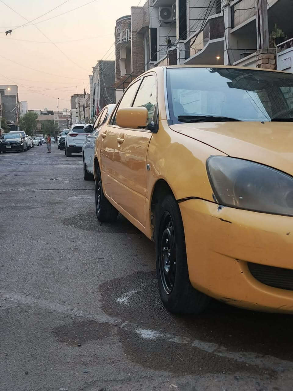 مسيوبيشي لانسر موديل ٢٠٠٧
وارد امريكي بيها ضربه بل جاملغ الخلفي جهه اليمنى
 سياره دواخل اسود 
دبل ايرباك
كير اوتوماتيك 
محرك ١٥٠٠
سياره اربعه دسك امامي خلفي دسك
بيها تخم ويل جديد وتخم تاير جديد ومنضومه  تبريد جديده
سياره مصفره هيئه 
سياره بيها كامره اماميه وكامره خلفيه وشاشه
سياره خير من الله كبل للشارع سياره حلوه امانه الله 
رقمها ديالى وب اسمي سعر ٥٥ وبيها مجال بسيط  ***********
