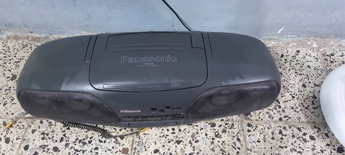 مسجل Panasonic ياباني أصلي نضيف شغال كامل 
سيدي 
كاسيت 
AUX
راديو

السعر 50  وبي مجااال أو مراوس براديو صغير أصلي

العنوان بغداد تواصل ***********
