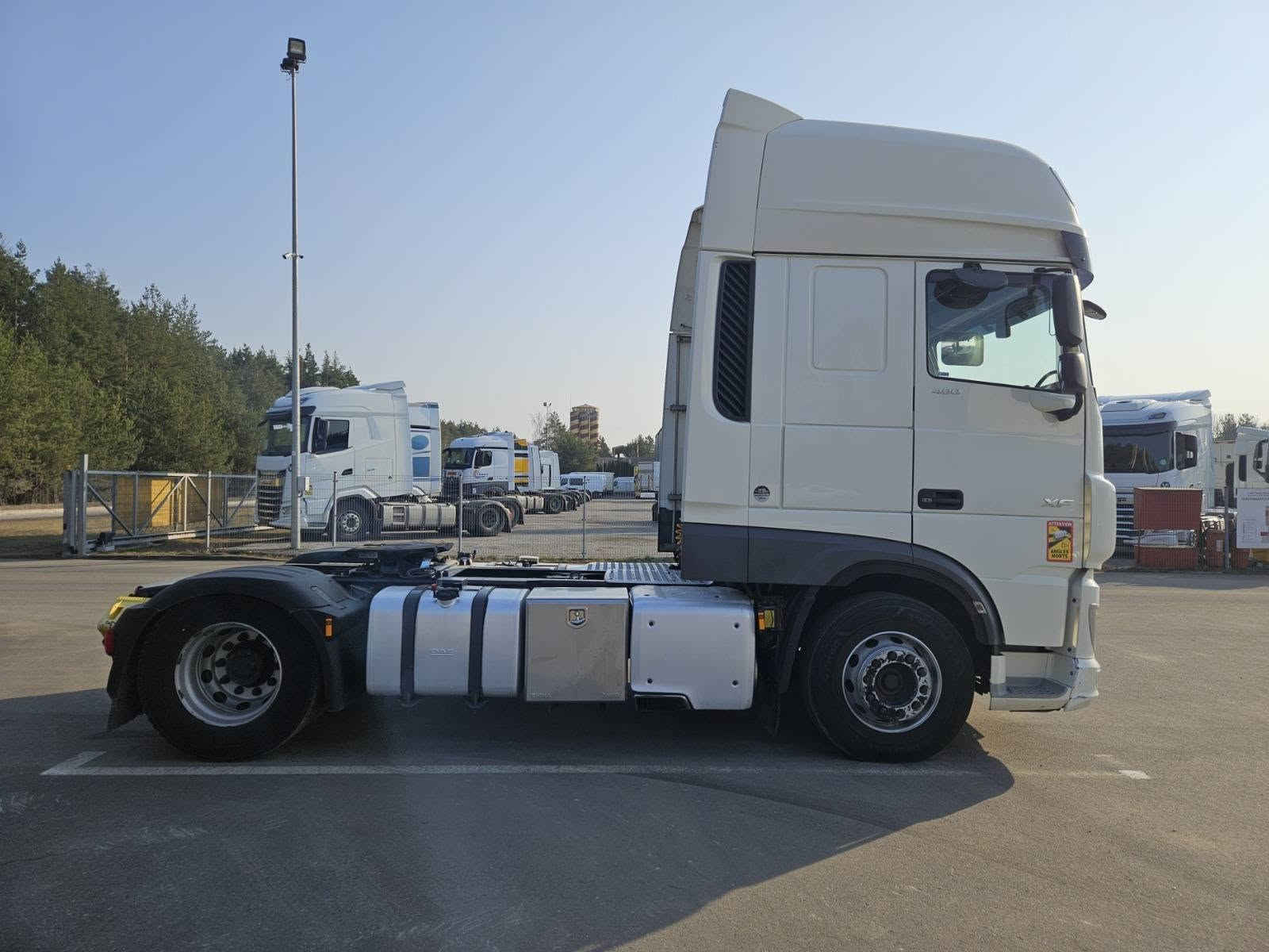 🚛 DAF XF 480 | موديل 2019 🇫🇮➡️🇮🇶
للبيع قاطرة DAF XF 480 موديل 2019، وارد من فنلندا 🇫🇮
السيارة حالية في فنلندا وقريباً تصل إلى أربيل 🇮🇶، بمواصفات أوروبية ومناسبة للعمل والنقل لمسافات طويلة.
🔹 المواصفات:
الماركة: DAF
الموديل: XF 480
سنة الصنع: 2019
المحرك: PACCAR MX-13
القوة: 480 حصان
سعة المحرك: 12.9 لتر
الانبعاثات: Euro 6
القير: أوتوماتيك TraXon – 12 سرعة
نظام الدفع: 4×2
الكابينة: Space Cab / Sleeper
الممشى: تقريباً 926,000 كم
بلد السيارة: فنلندا 🇫🇮
الوصول: أربيل 🇮🇶
⭐ وصف السيارة
قاطرة DAF XF 480 معروفة بقوة محركها واعتماديتها، ومناسبة جداً للنقل لمسافات طويلة. السيارة مختارة من السوق الفنلندي، وتتميز بمواصفات أوروبية ومحرك MX-13 بقوة 480 حصان مع قير TraXon أوتوماتيك.
السيارة حالياً في فنلندا، وقريباً تصل إلى أربيل.
🔍 الفحص والمعاينة متاحان عند وصول السيارة.
💰 السعر
السعر خاص للجادين فقط.
📞 للاستفسار والحجز
***********
***********
🇫🇮 فنلندا → أربيل 🇮🇶
🚛 DAF XF 480 — 2019
فرصة ممتازة لأصحاب النقل والشركات.
