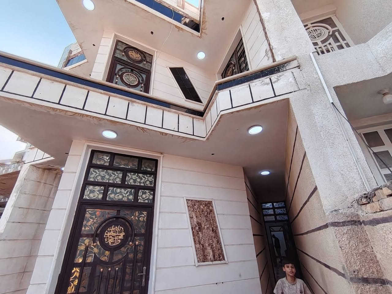 السلام عليكم دار سكن للبيع طابقين ثلاث غرف نوم البناء حديث درجة اولى في الكوت منطقة حي الحكيم نزلة علاء غريب مساحتة 150م البناء طابوق درجة اولى والسقف صب مسلح والارضية والجدران سيراميك ويتكون البيت من ثلاث غرف نوم وقياس الغرف 6×5 وصالة واستقبال ومطبخ وصحيات داخلية وخارجية ومرقم من قبل البلدية السعر 73 وبي مجال الاستفسار الاتصال على هذا الرقم ***********
