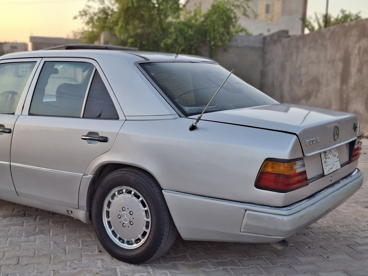 موديل 1993 بلادي 
دب بلادية للأخير 
مكينة وكير 300 عنكبوت جديد 
قواعد دبلات بلادي بدون تصليح
سيارة بدون ضربة 
فتحة سلايد طگتين 
كهربائيات كلها شغالة بلادية 
رقم انبار شرط التحويل اكاتبك وي راعيها 
سنوية عضم لل 2028
مكاني نجف السعر 42 ورقة 
إتصال هاتفي فقط رجاءا 
***********
