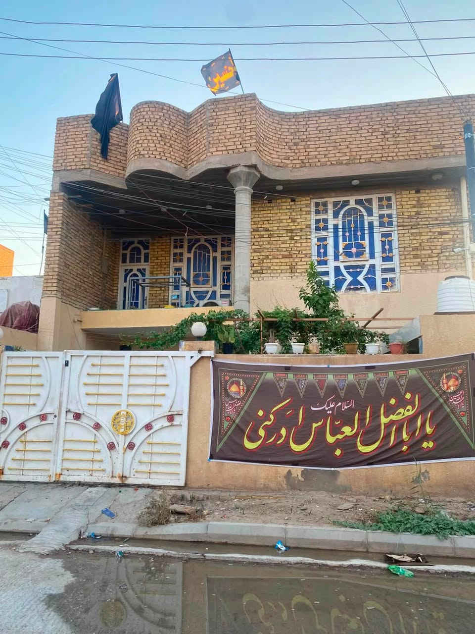 السلام عليكم بسبب الوعود الكاذبه
بيت مساحه 200متر. 
طابو صرف حر 
مؤقع زين القوس
 خلف شارع المدارس 
قريب عله ابو ليث المختار
 يتكون من ستقبال ومطبخ وهول وغرف عدد 2 
الستقبال عكاده وغرفه بس باقي البيت صب كله القاط الثاني كامل اربع غرف نوم ومجع صحيات بي 3حمامات 
وحديقه مترين ب مترين 
وكراج سياره 5  في 6
السعر 130 وبيه مجال قليل

‭***********‬
