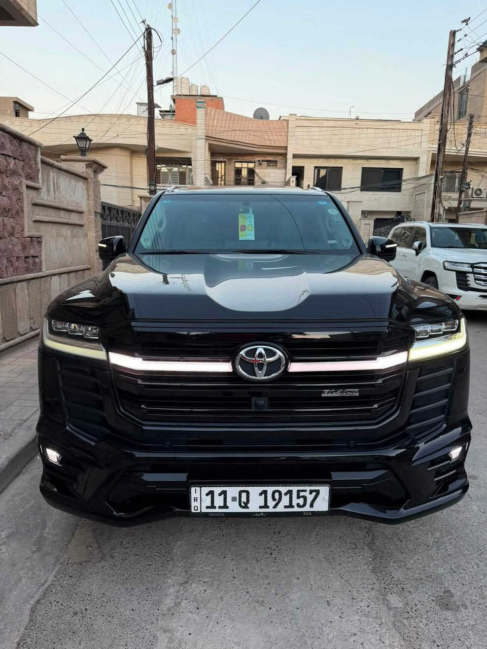 سلام عليكم 
لاندكروز 2024 ضمان شركة ساس VX ابلاك ادشن 
مكفولة كفالة عامة 
ماشية 27
مغلفة PPF على وضعية الشركة 
اضافة بوب شفط من شركة 
4 كامرات 
تبريد كشنات 
رادار جانبي 
صندوق حساس قدم مضاف من شركة 
باقي الموصفات معروفة 
العنوان السيدية 
‏السعر745$
رقم التواصل ‭***********‬
