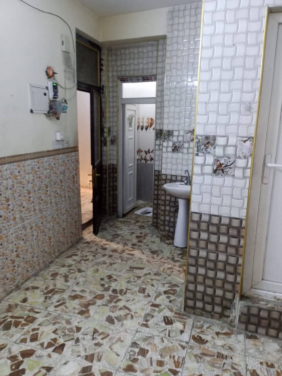 شقه للايجار بالبلديات شارع الكهرباء غرفة وصالة ومطبخ وحمام وثلاث بلكونات طابق اول فوق الأرضية علما الطابق فقط شقتان قرب مطعم الطربوش ايجار ٣٧٥للاستفسار ***********عوئل فقط ماطور وتانكي وسخان مستقل بغداد, العراق

